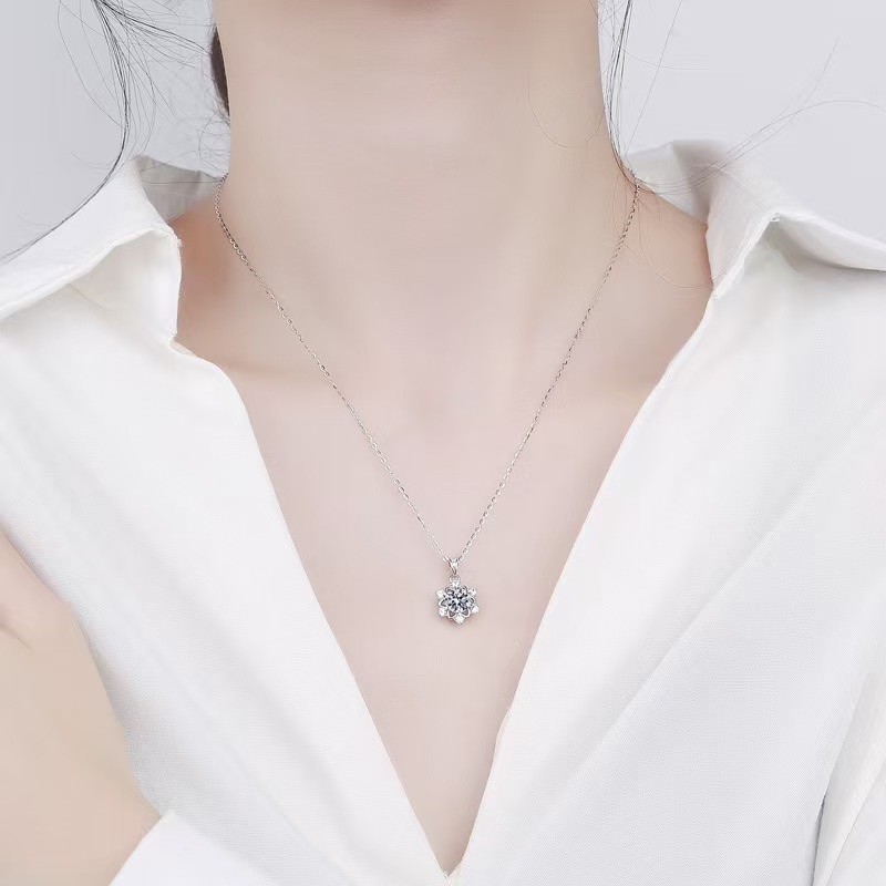 European and American electroplated silver shiny diamond-encrusted snowflake necklace accessory for women, light luxury style, high-end and niche Christmas collarbone chain Specification image
