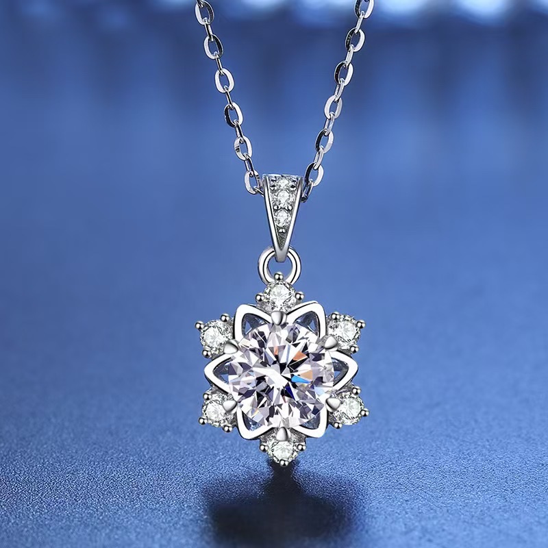 European and American electroplated silver shiny diamond-encrusted snowflake necklace accessory for women, light luxury style, high-end and niche Christmas collarbone chain
