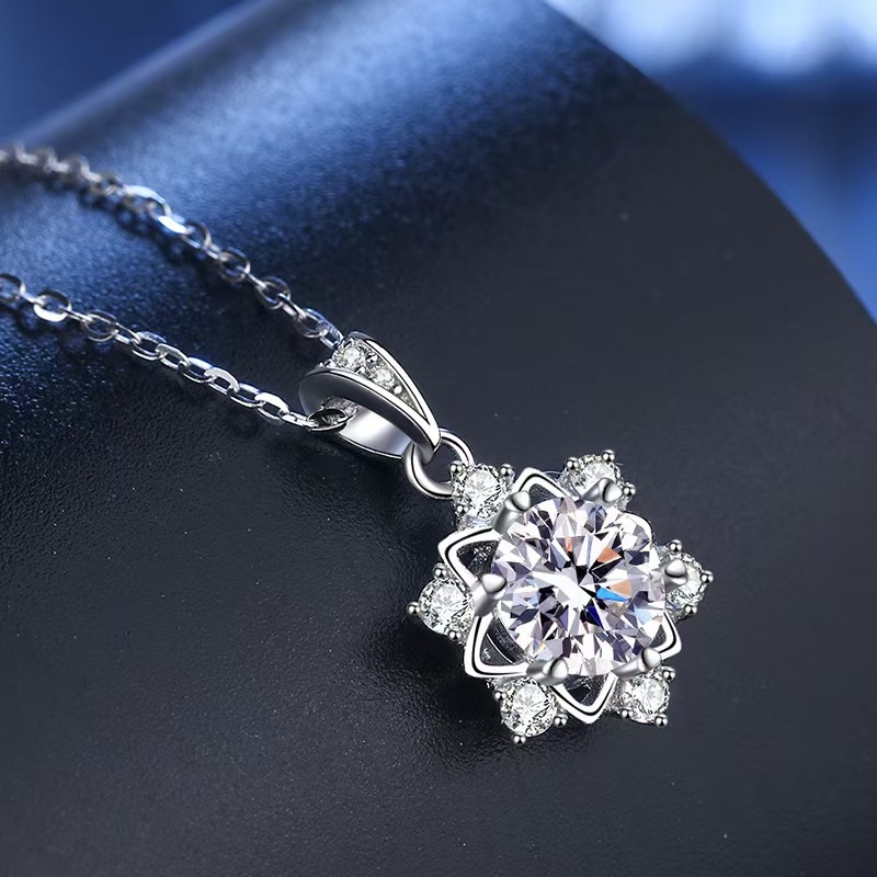 European and American electroplated silver shiny diamond-encrusted snowflake necklace accessory for women, light luxury style, high-end and niche Christmas collarbone chain Application Scenario