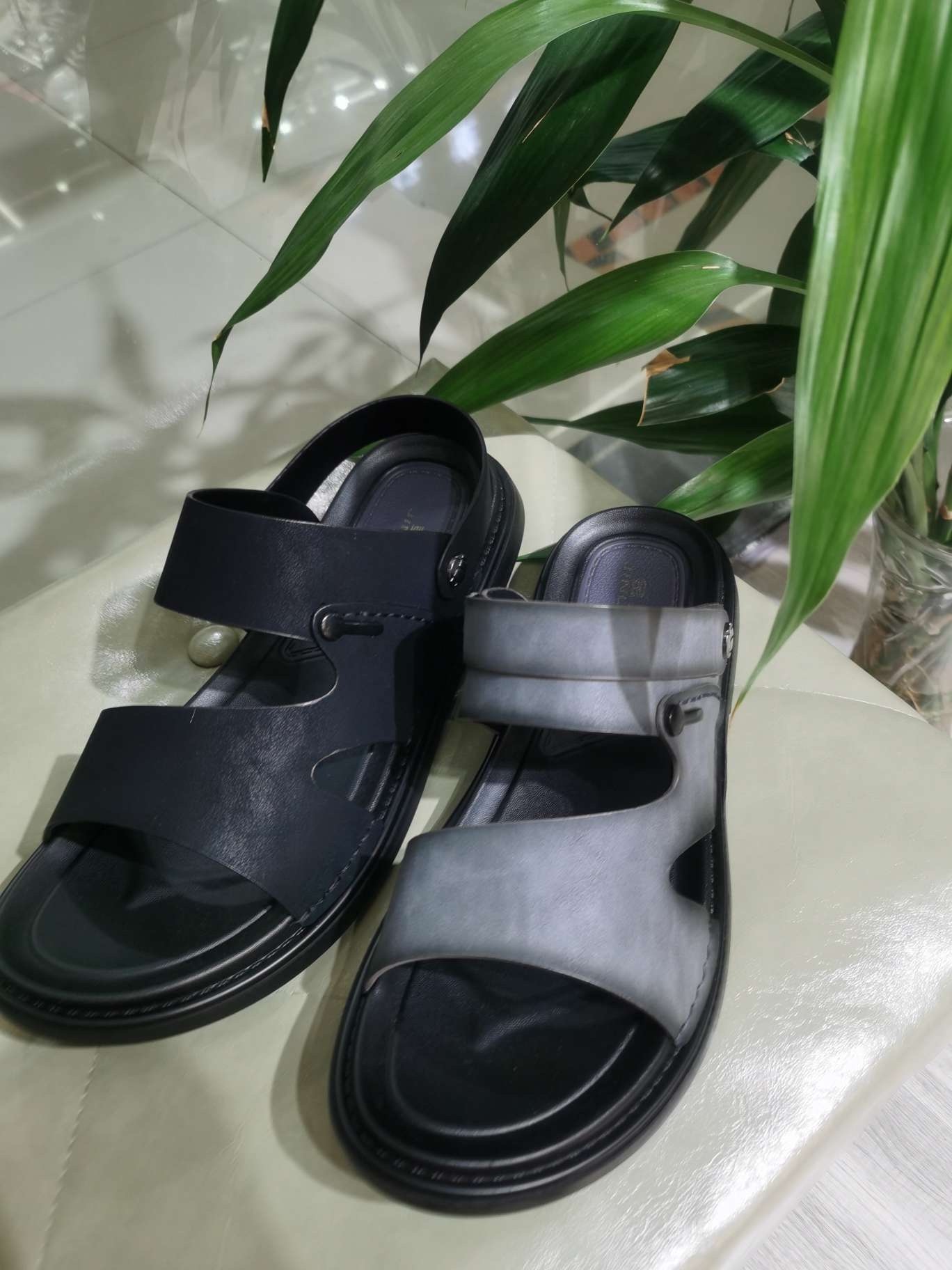 黑色与灰色双色凉鞋 女夏新款平底透气休闲 sandals