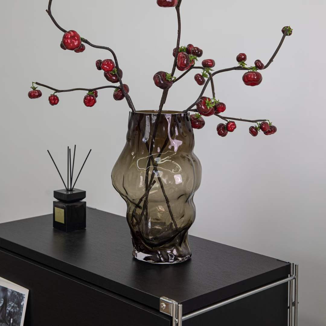 Cocoa jewelry, dark brown and light gray wavy glass vase with artificial flower crochet, flower decoration, flowerpot pad, flower core and flower stand Application Scenario