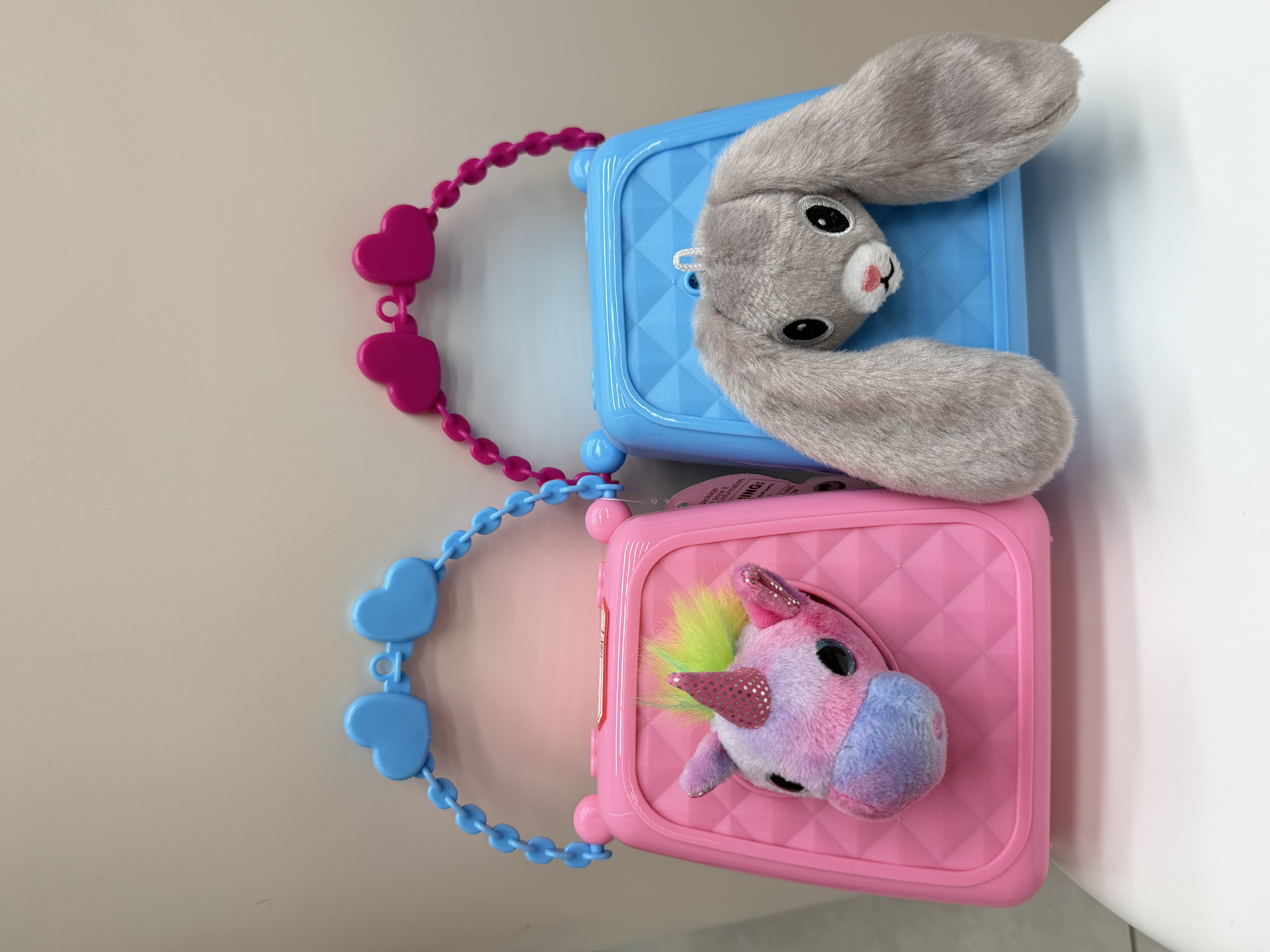 This multi-style cute pet hand-held pet set is specially designed for children over 3 years old. It comes with 4 play accessories in one set, making it easy to start the pet house game ✨