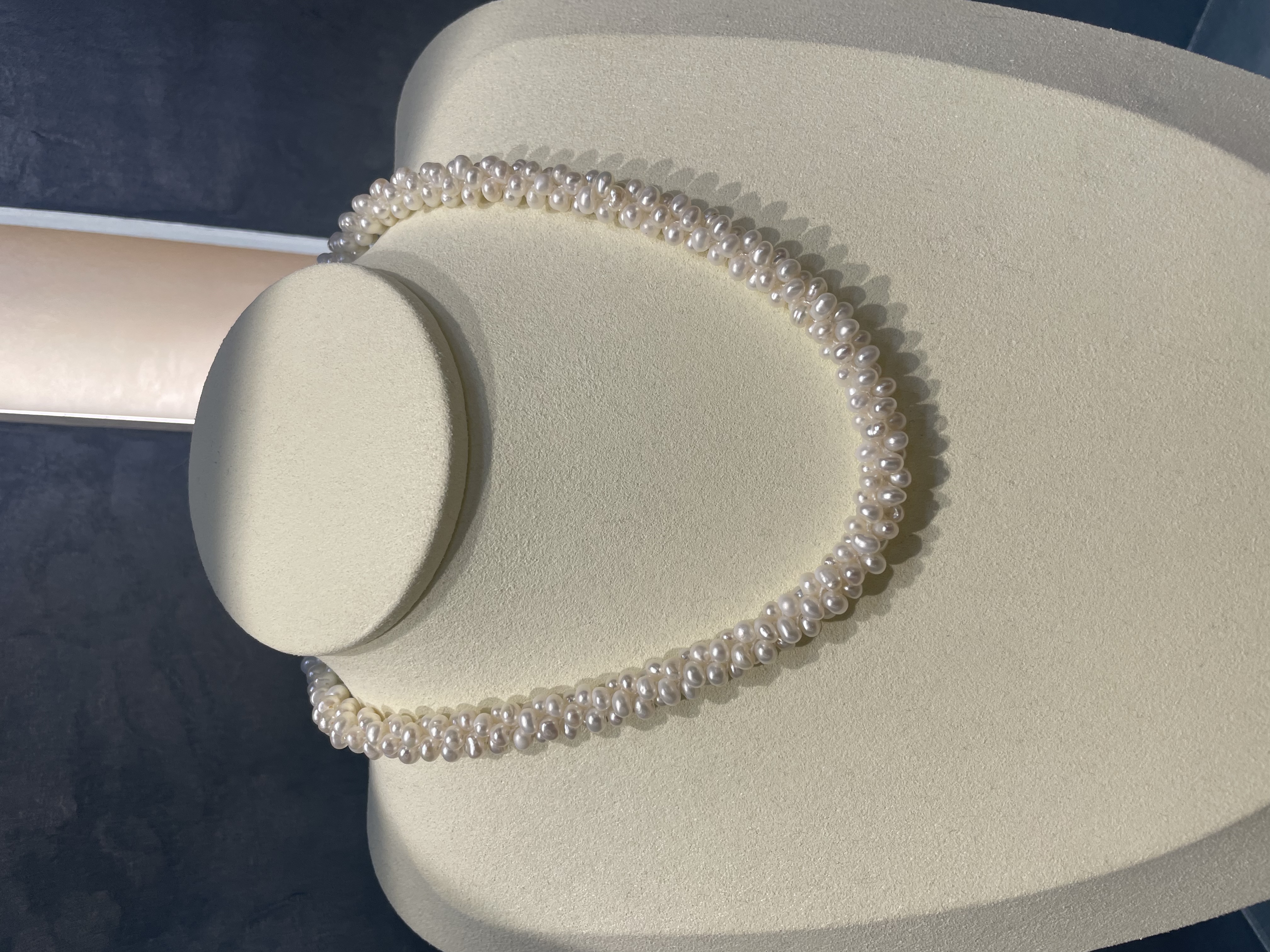 A gentle, elegant, fashionable and generous freshwater pearl twisted necklace