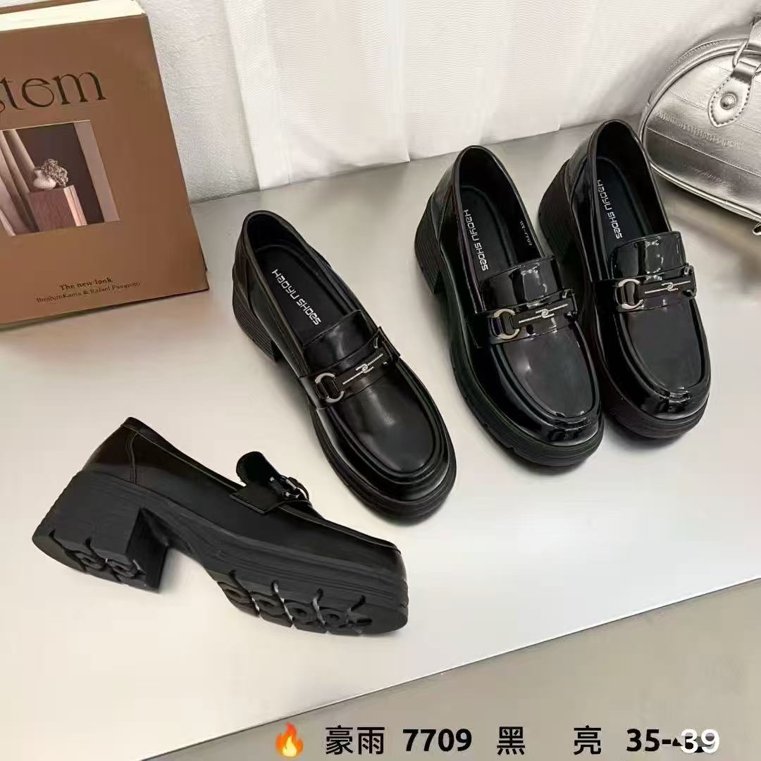 黑色亮面厚底乐福鞋女英伦风百搭通勤单鞋