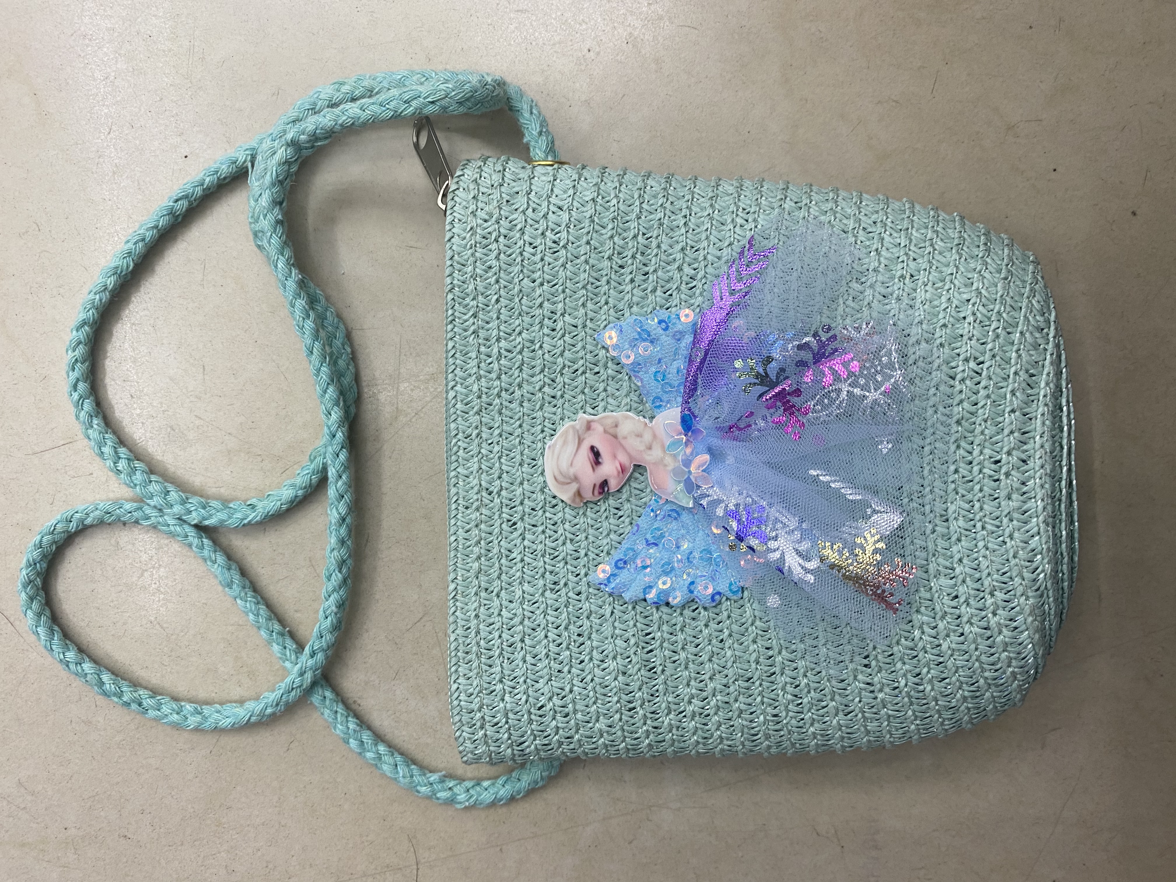 Children's crossbody bag for travel, a must-have for trips, fashionable and elegant, new and trendy, with a large interior space and a foldable shopping bag detail image 3