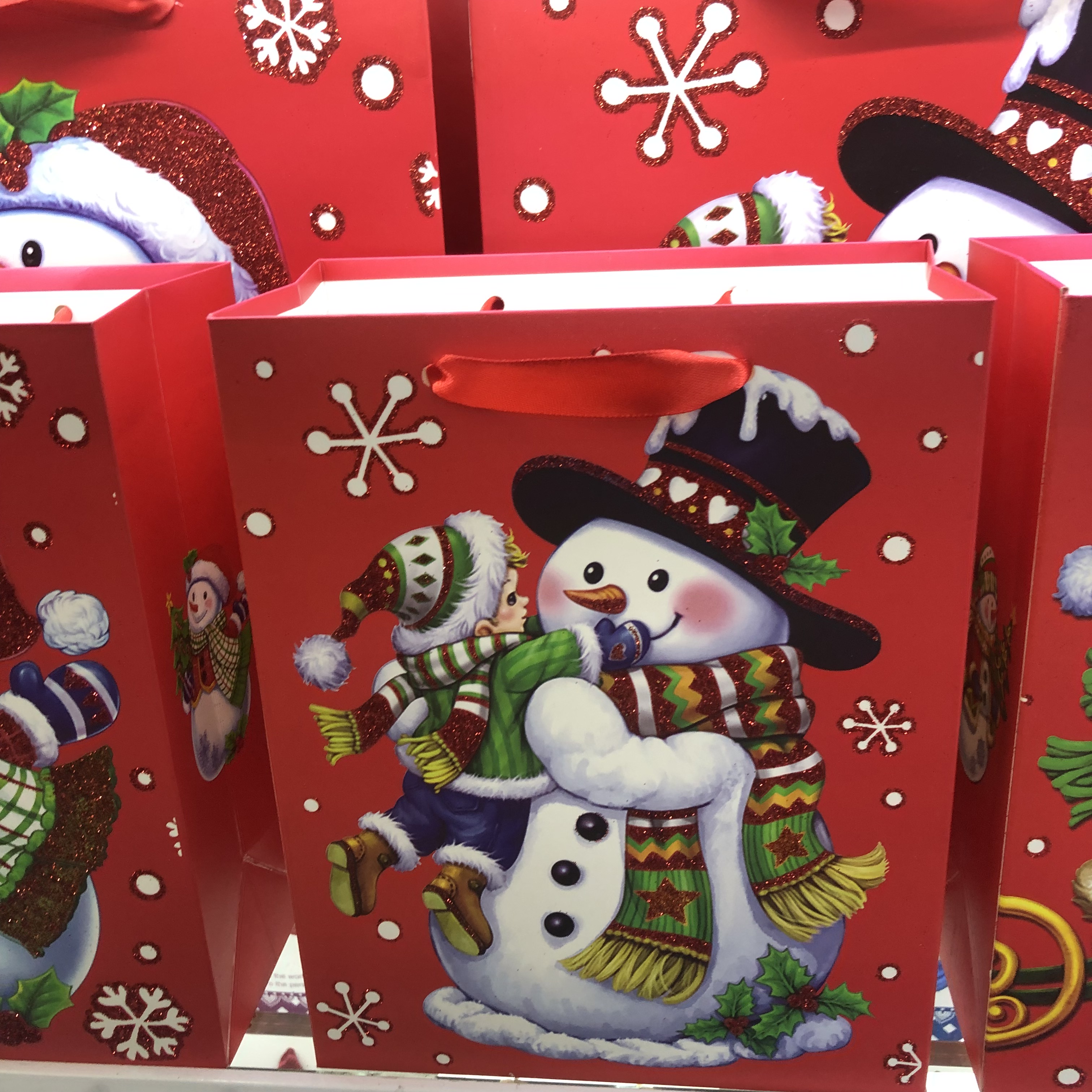 红色圣诞礼品袋雪人抱小孩图案圣诞树圣诞球圣诞花蝴蝶结
