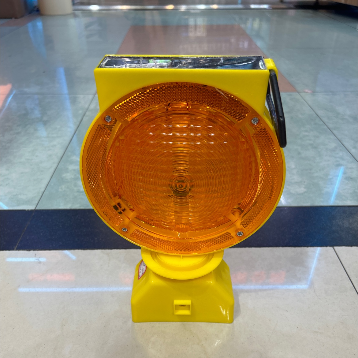 Traffic warning light with solar panel 1145