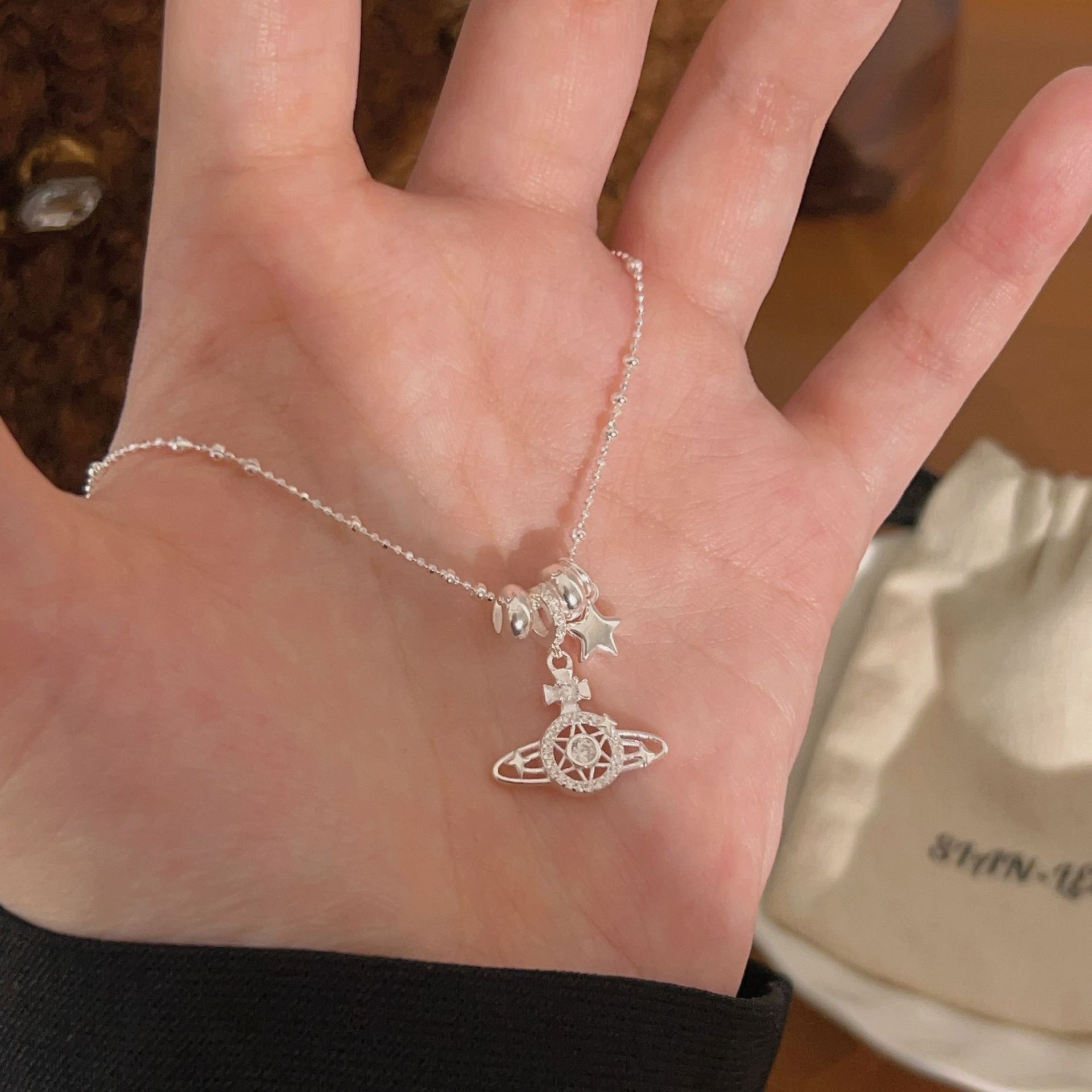 The Korean version of the S925 sterling silver Saturn necklace is a niche and fashionable design for women, with a high-end feel. It is a versatile collarbone chain