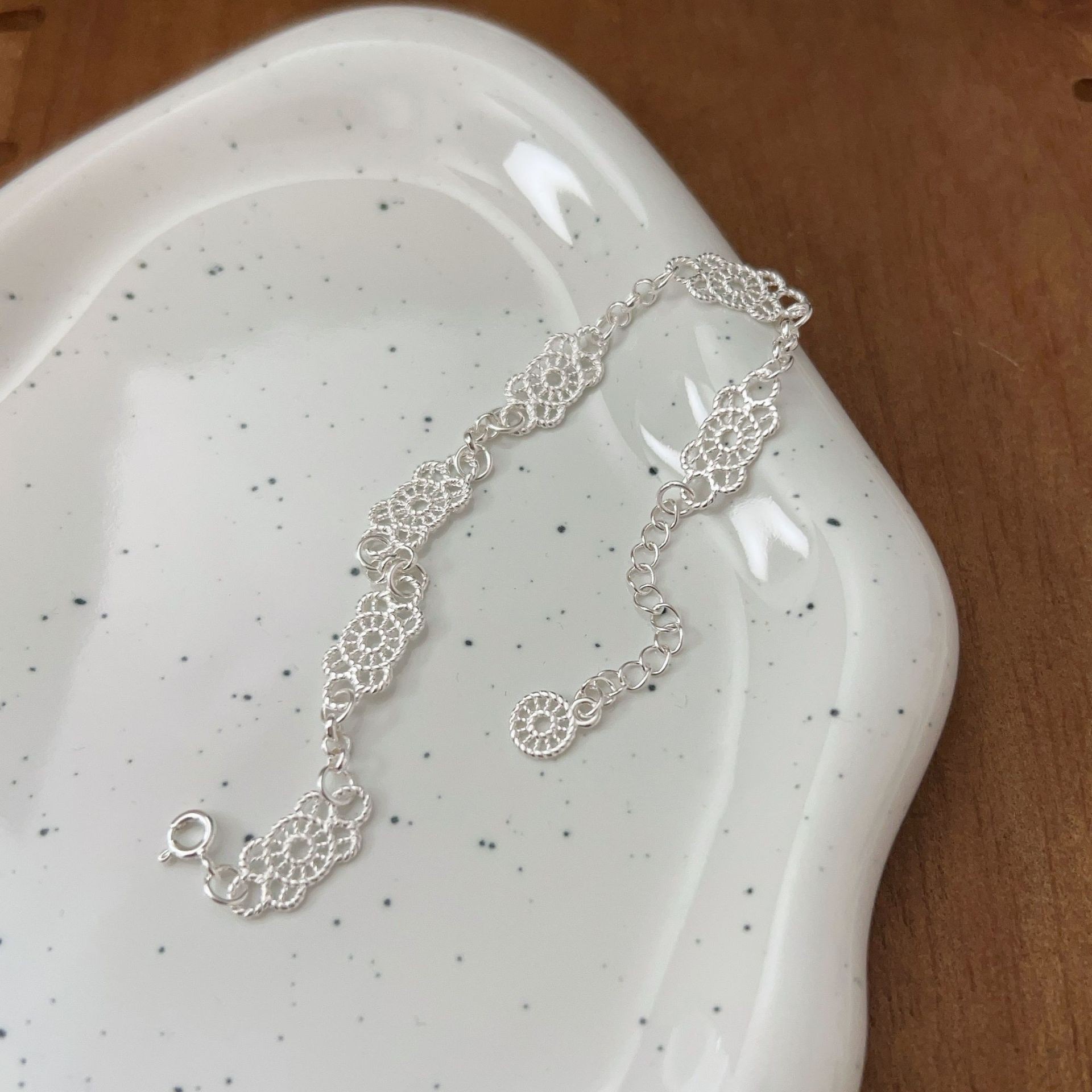 The S925 sterling silver geometric hollowed-out lace bracelet is a rare, light luxury, sweet and elegant accessory for women, with a high-end feel and versatility Specification image