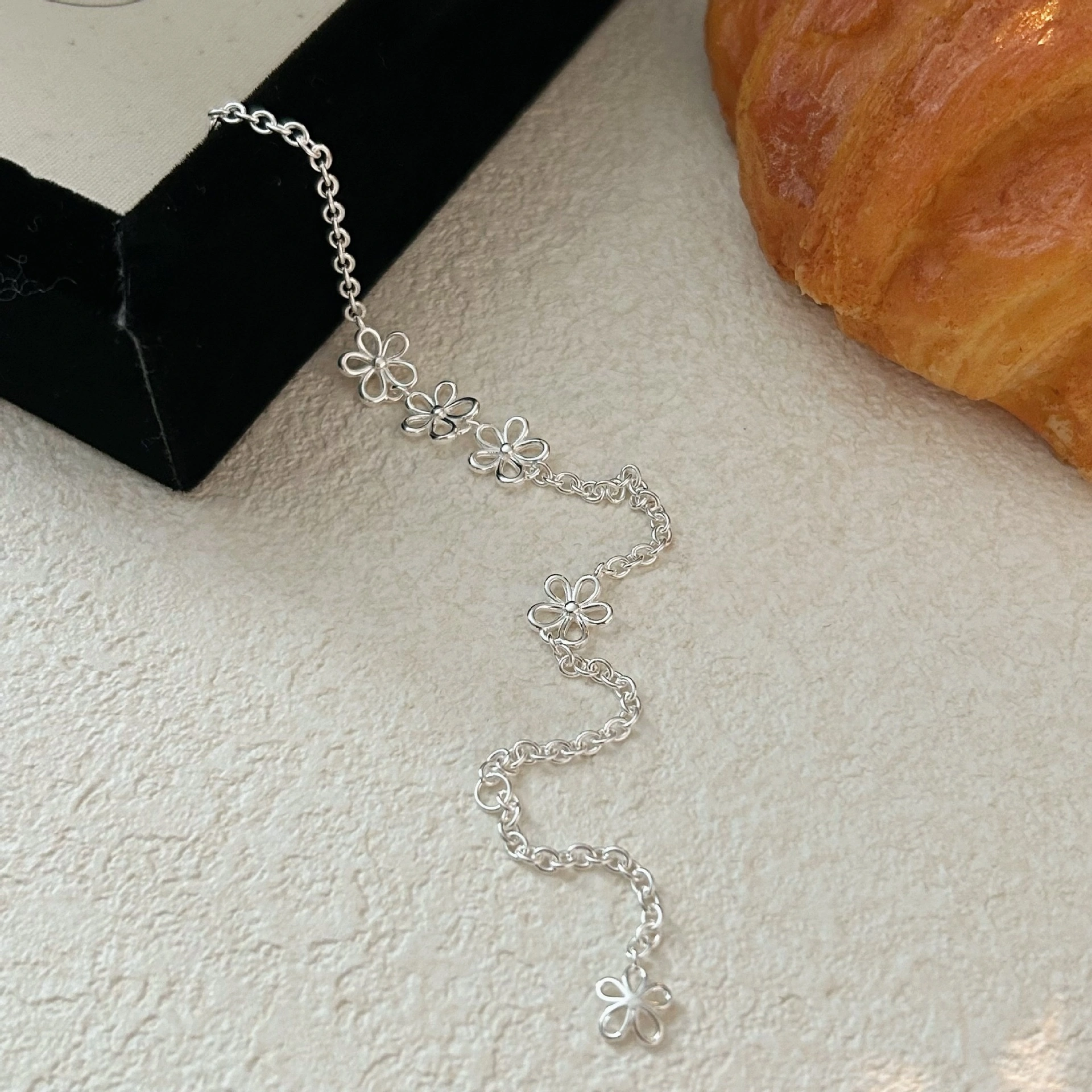 Korean version S925 pure silver hollowed-out flower bracelet for girls, simple, fashionable and sweet best friend bracelet necklace three-piece set detail image 5