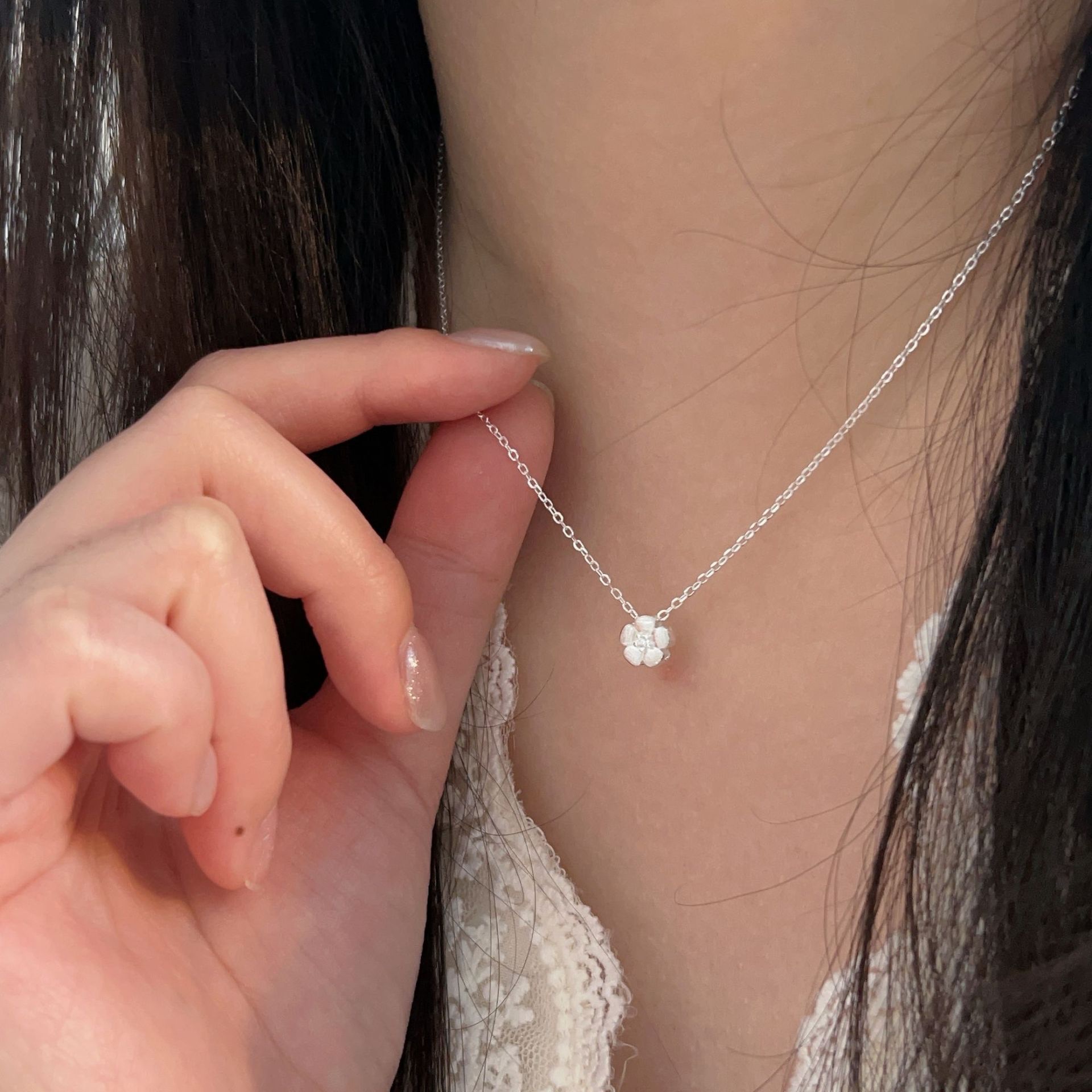 Chiheng S925 pure silver small flower necklace for women, light luxury, niche, fresh and delicate, small collarbone chain Item Picture