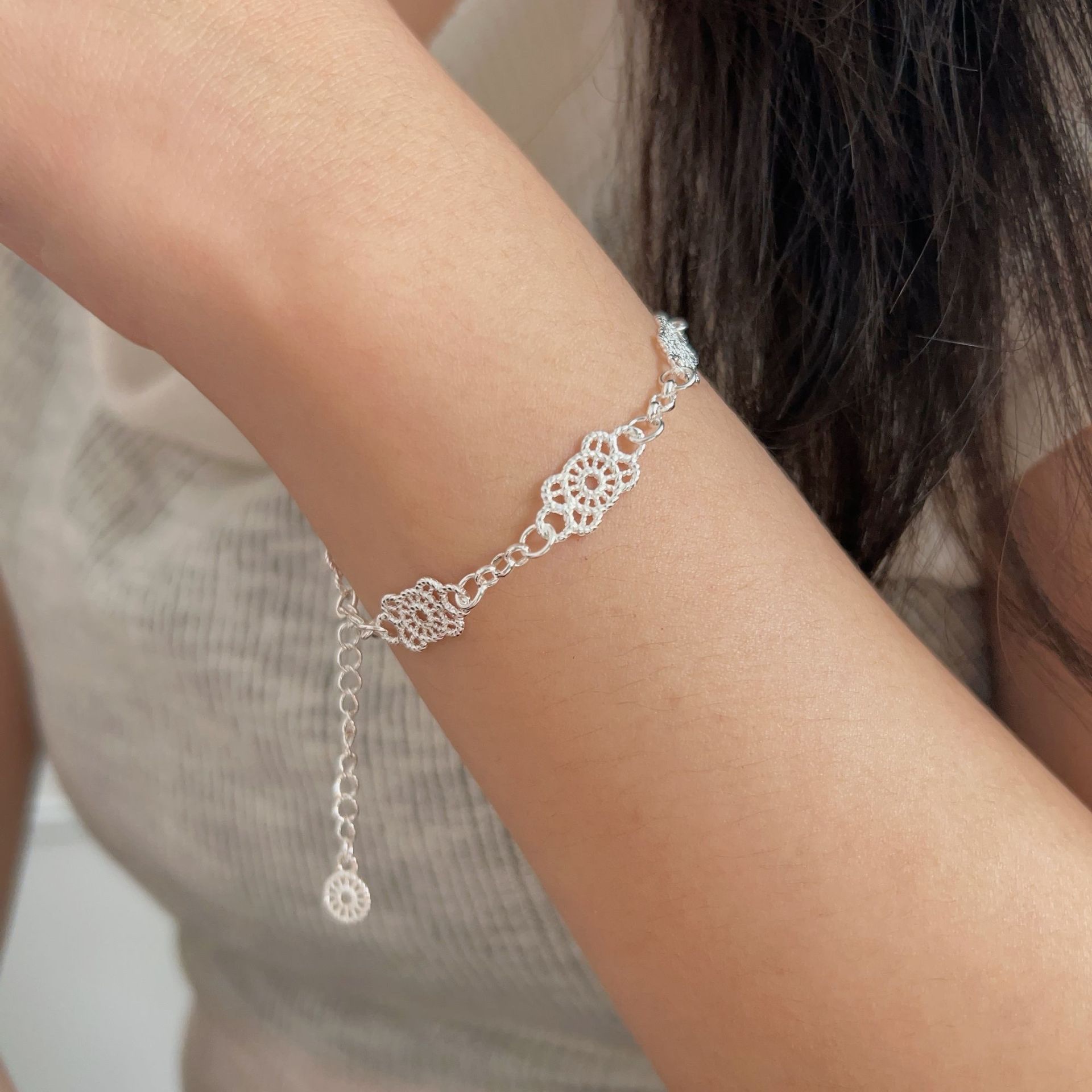 The S925 sterling silver geometric hollowed-out lace bracelet is a rare, light luxury, sweet and elegant accessory for women, with a high-end feel and versatility