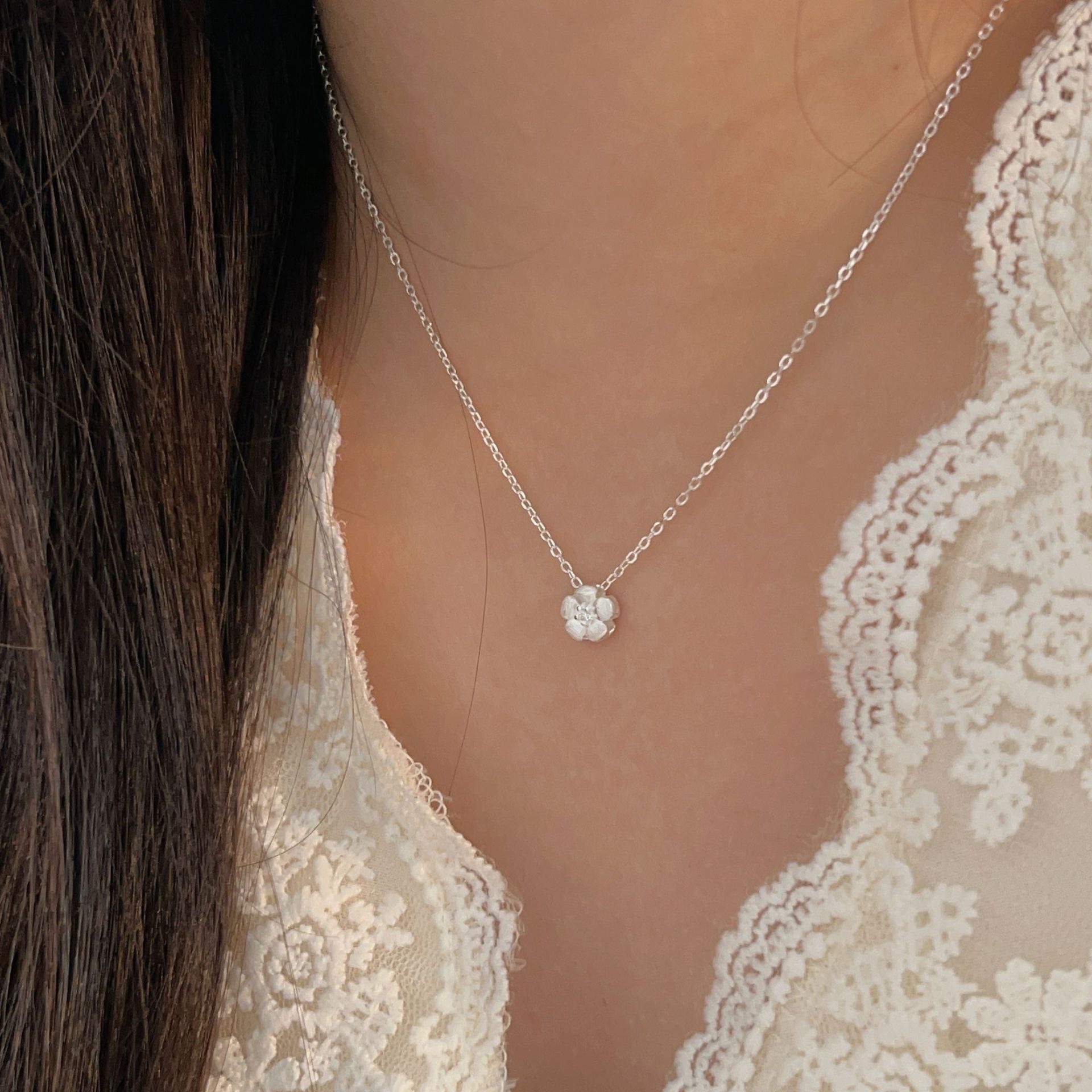 Chiheng S925 pure silver small flower necklace for women, light luxury, niche, fresh and delicate, small collarbone chain details Picture