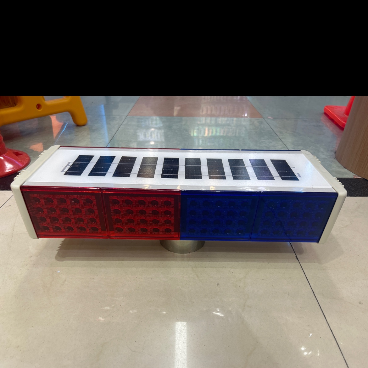 Traffic warning light with solar panel 135-2