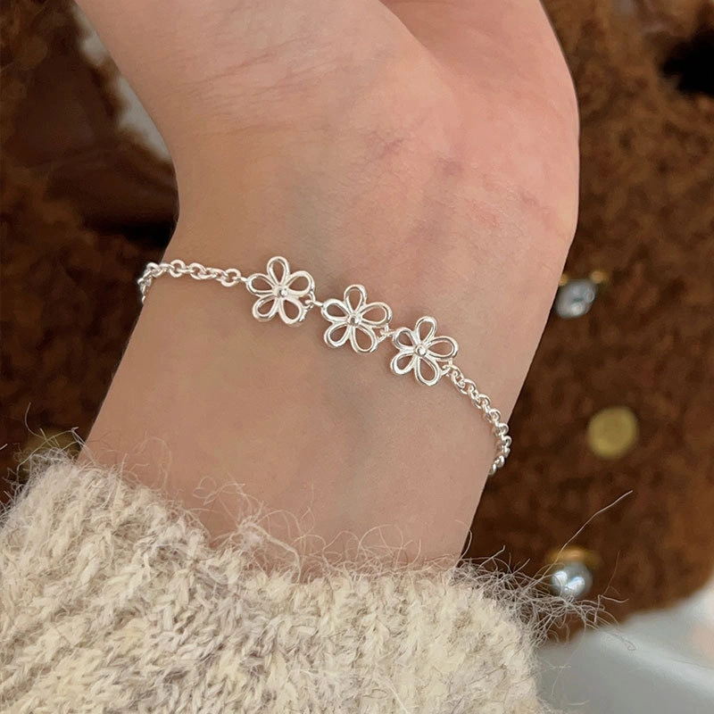 Korean version S925 pure silver hollowed-out flower bracelet for girls, simple, fashionable and sweet best friend bracelet necklace three-piece set detail image 3