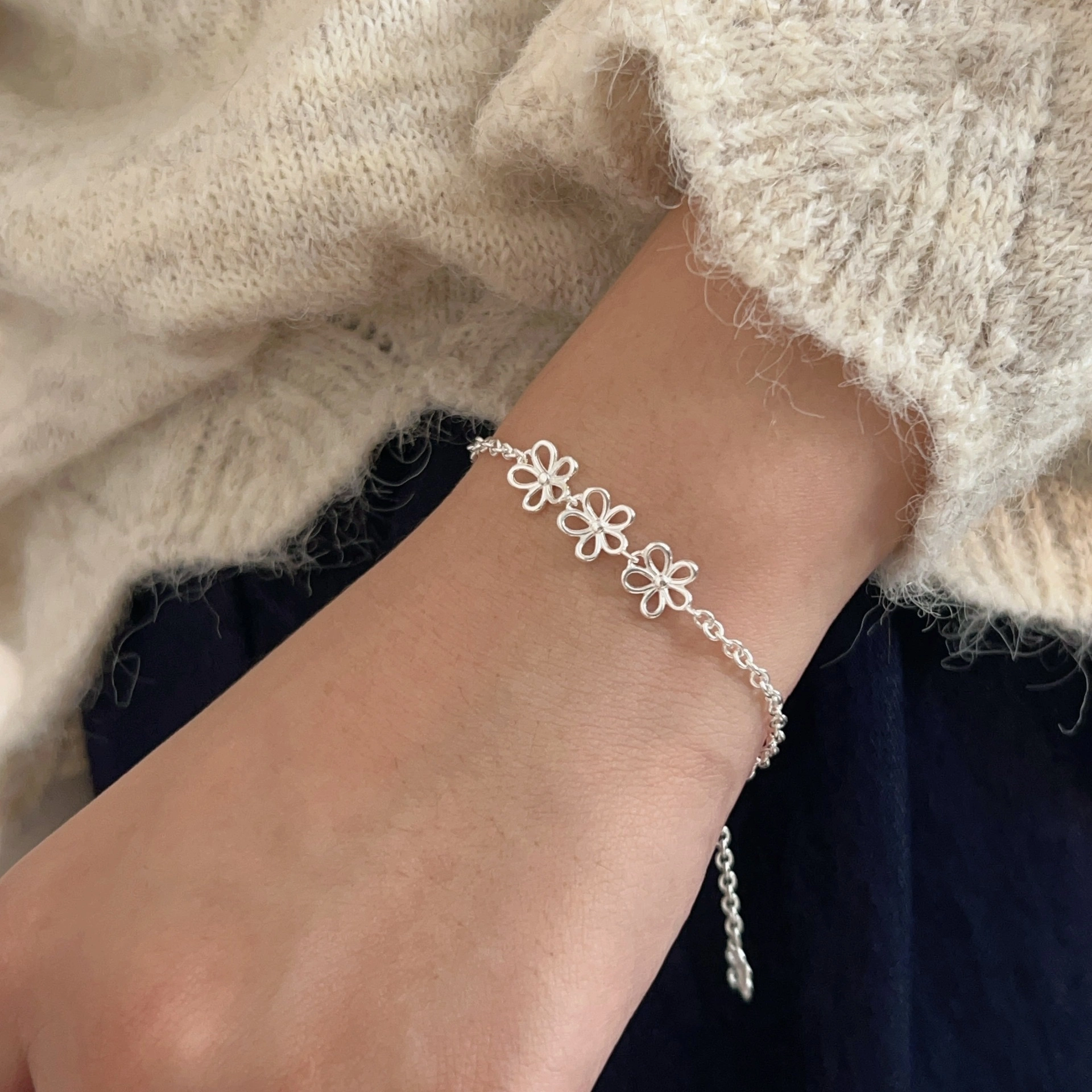Korean version S925 pure silver hollowed-out flower bracelet for girls, simple, fashionable and sweet best friend bracelet necklace three-piece set detail image 2