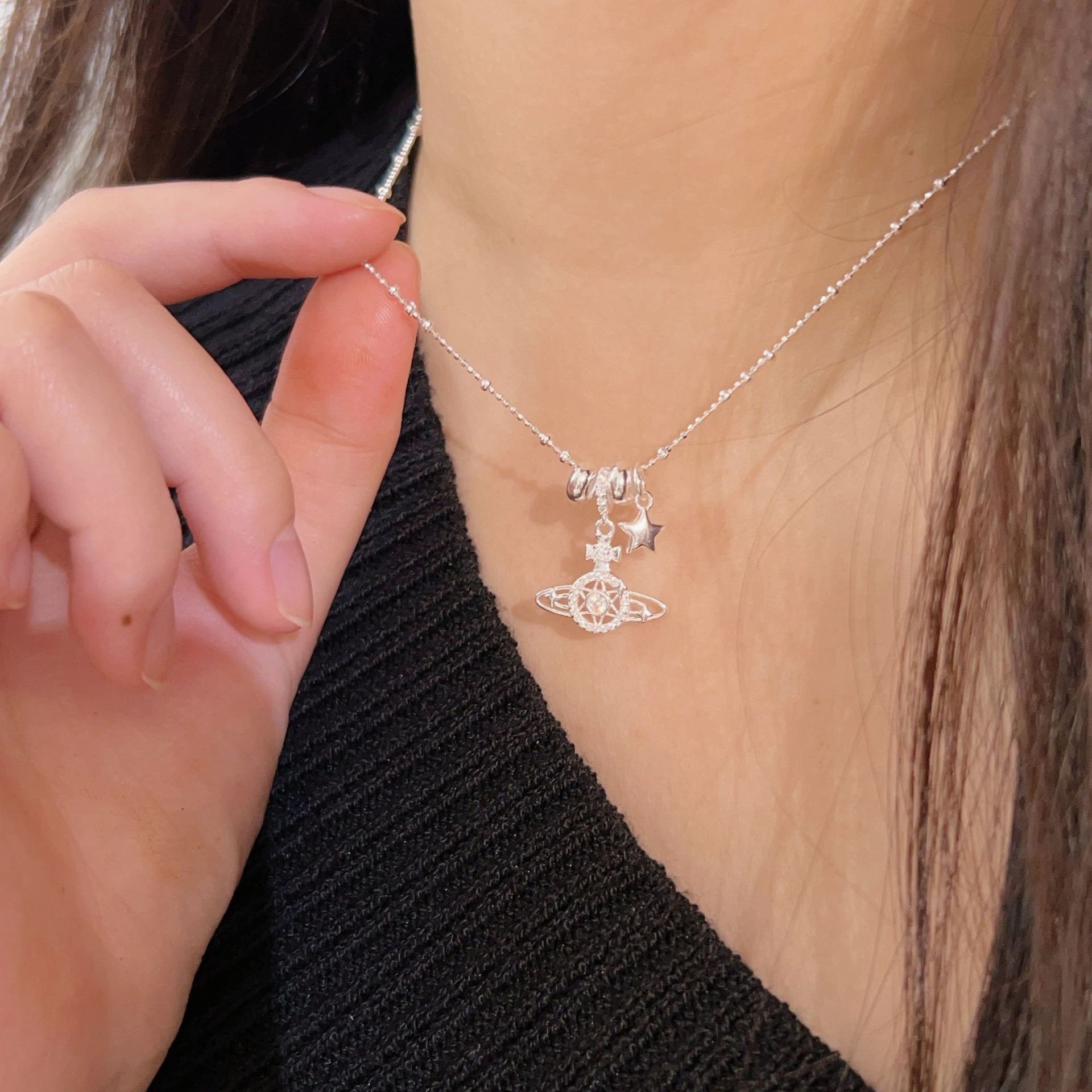 The Korean version of the S925 sterling silver Saturn necklace is a niche and fashionable design for women, with a high-end feel. It is a versatile collarbone chain Specification image