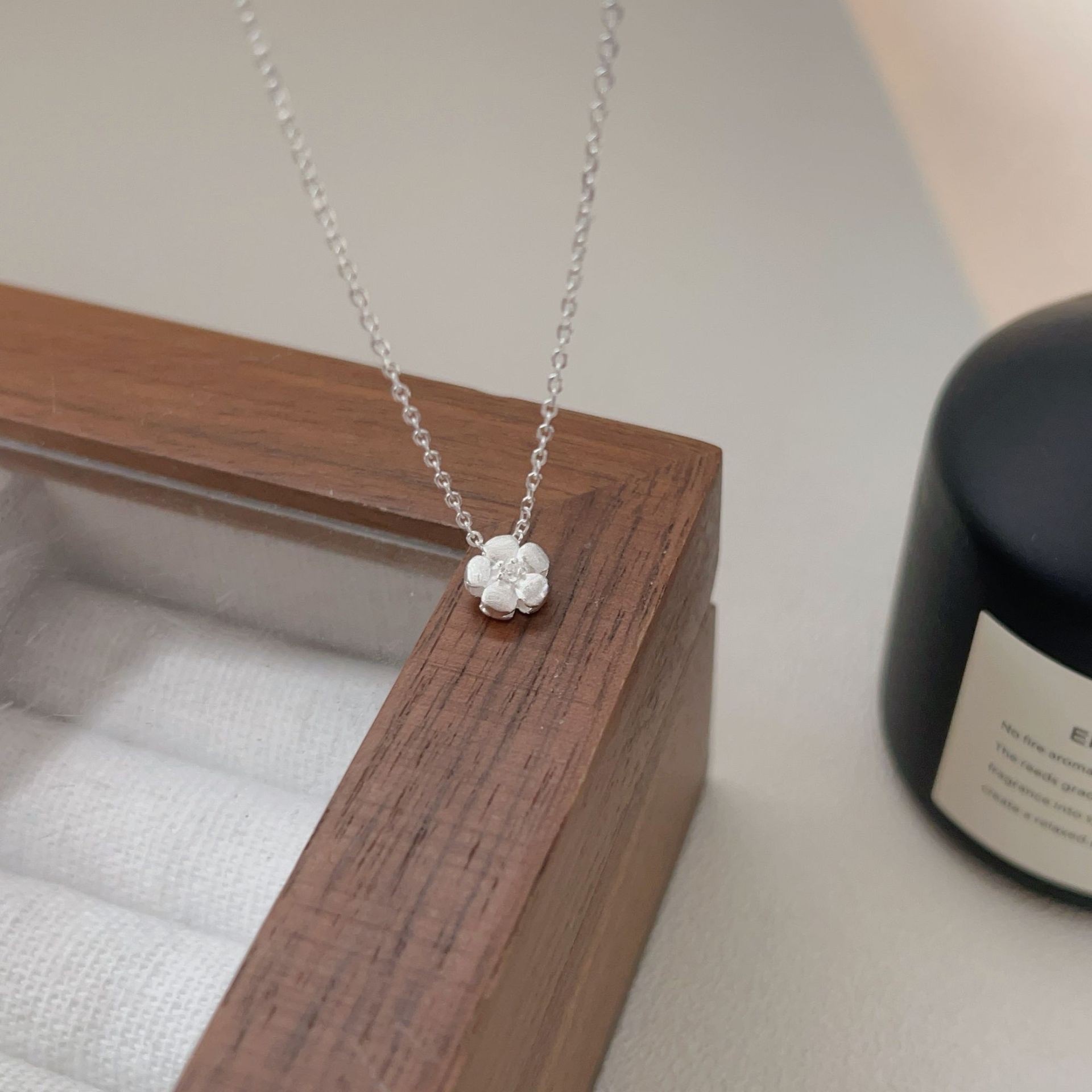 Chiheng S925 pure silver small flower necklace for women, light luxury, niche, fresh and delicate, small collarbone chain Specification image
