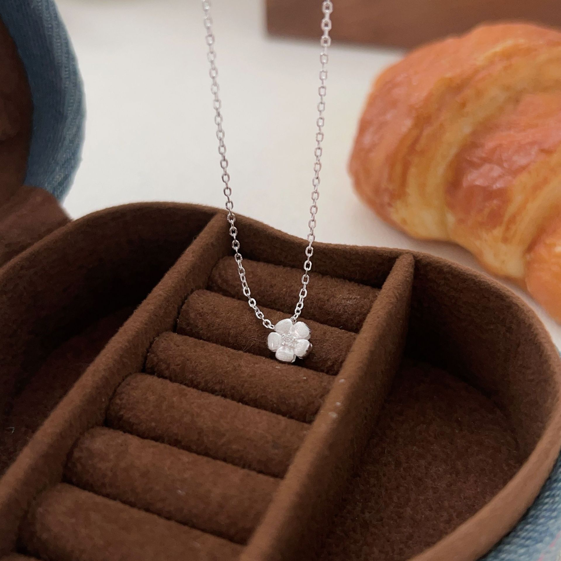 Chiheng S925 pure silver small flower necklace for women, light luxury, niche, fresh and delicate, small collarbone chain