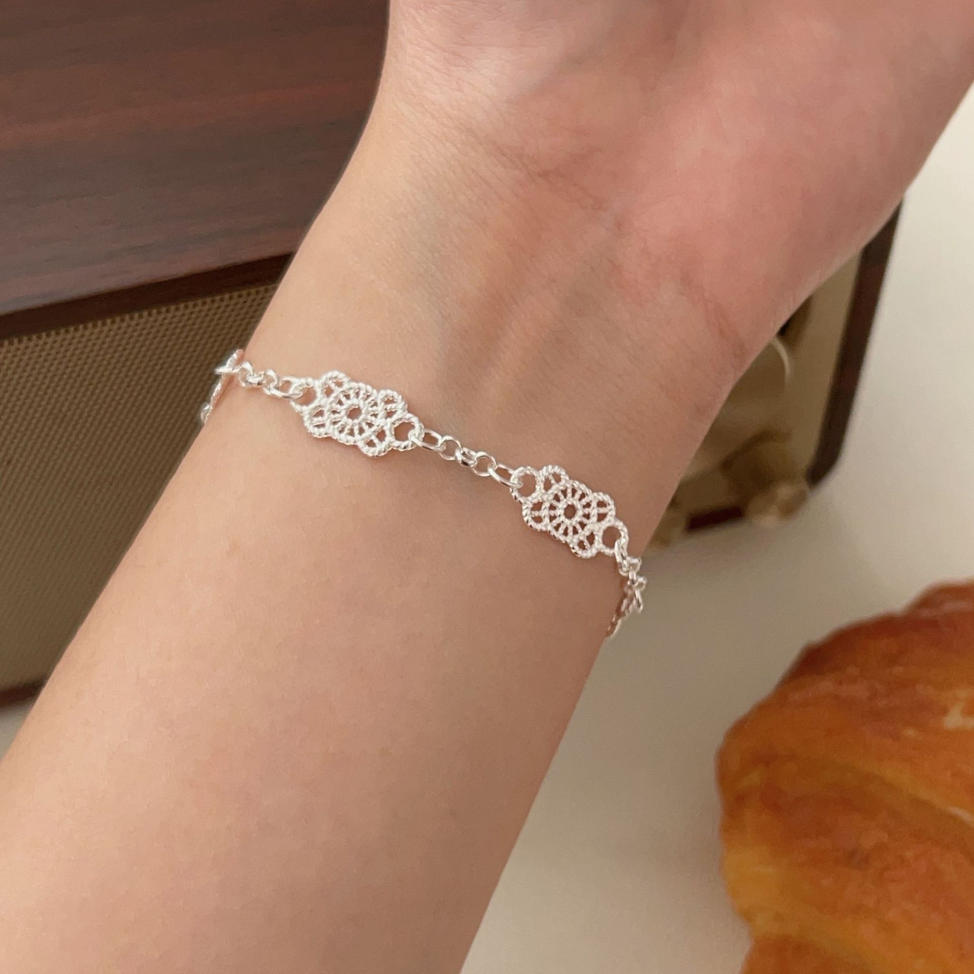 The S925 sterling silver geometric hollowed-out lace bracelet is a rare, light luxury, sweet and elegant accessory for women, with a high-end feel and versatility Application Scenario