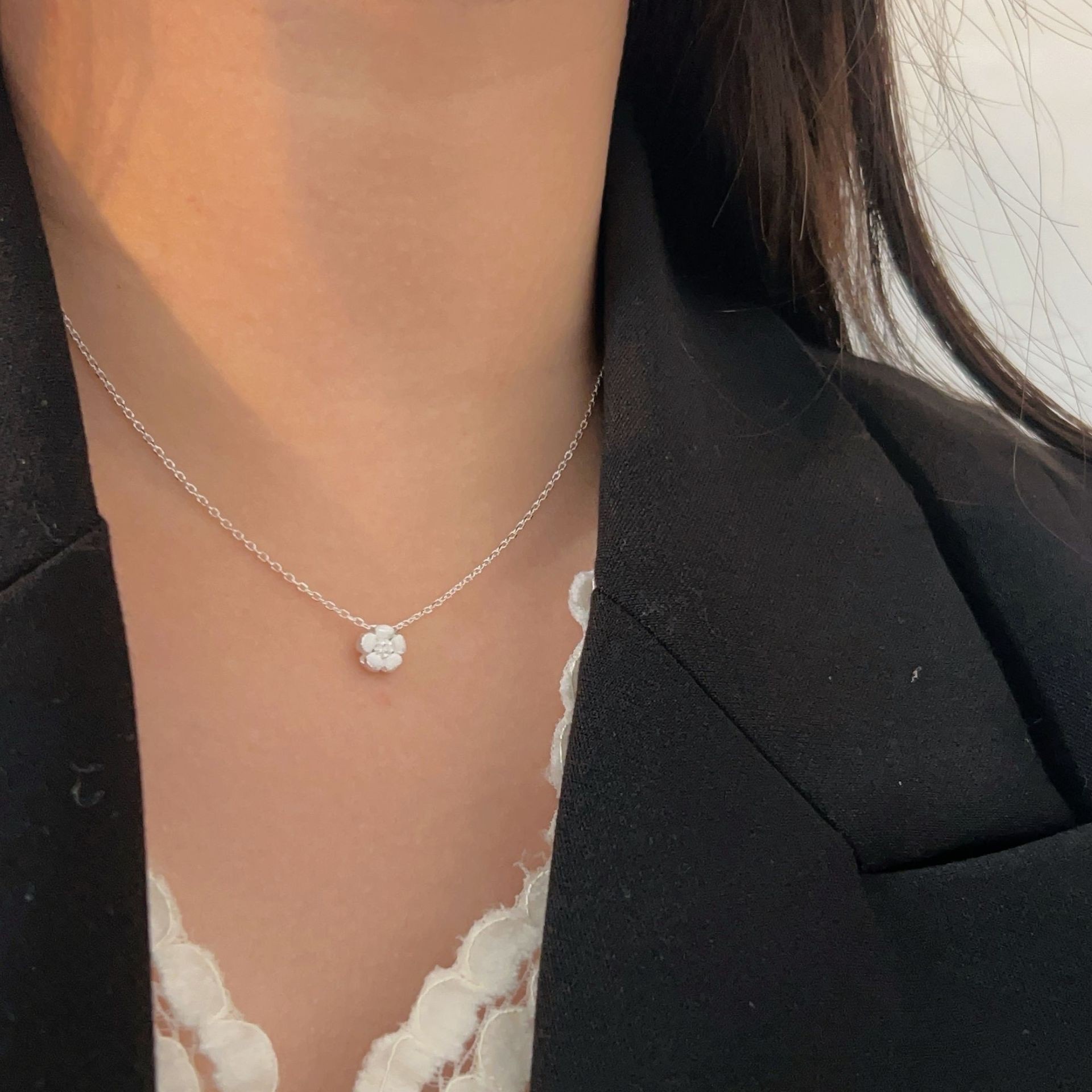 Chiheng S925 pure silver small flower necklace for women, light luxury, niche, fresh and delicate, small collarbone chain Application Scenario