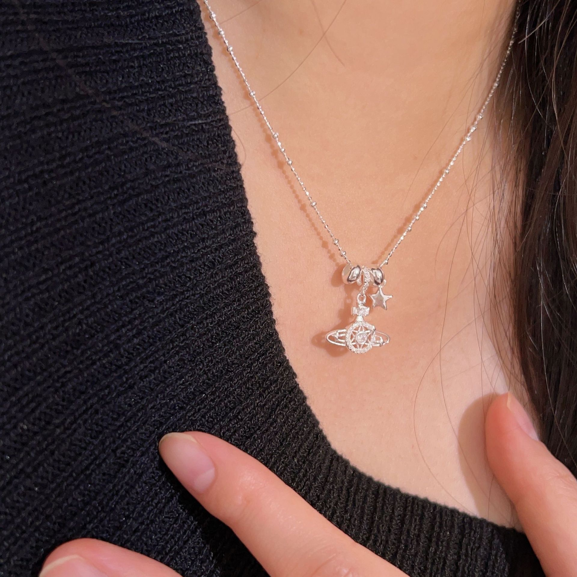 The Korean version of the S925 sterling silver Saturn necklace is a niche and fashionable design for women, with a high-end feel. It is a versatile collarbone chain Item Picture
