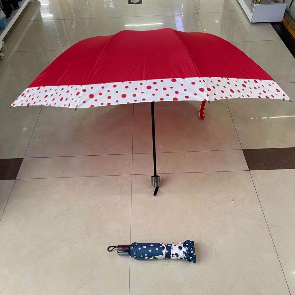 The Hengdun red polka dot folding umbrella and sun umbrella can protect against ultraviolet rays and are suitable for both sunny and rainy days