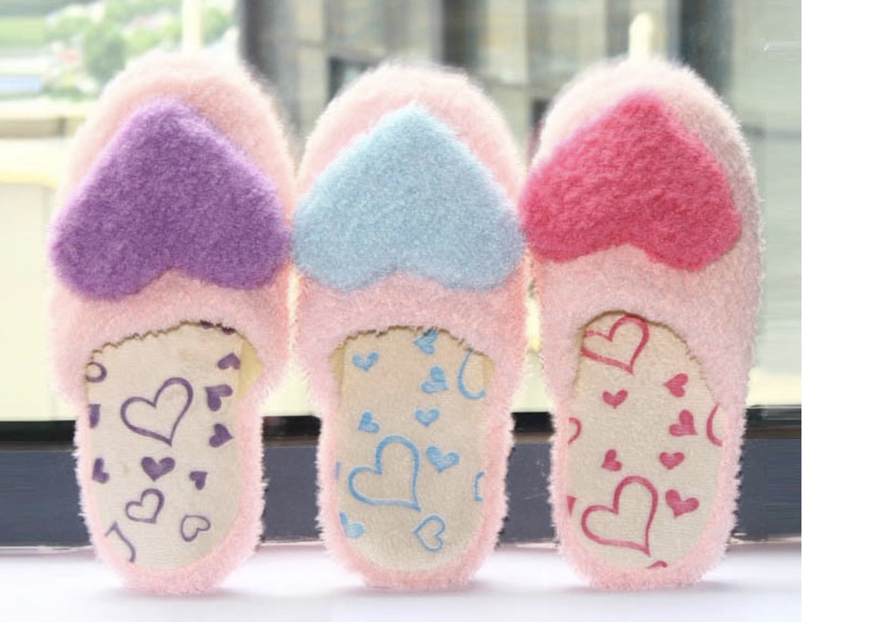 Pink plush slippers with heart-shaped decorations and heart-shaped pattern soles are cute and warm for home use Item Picture