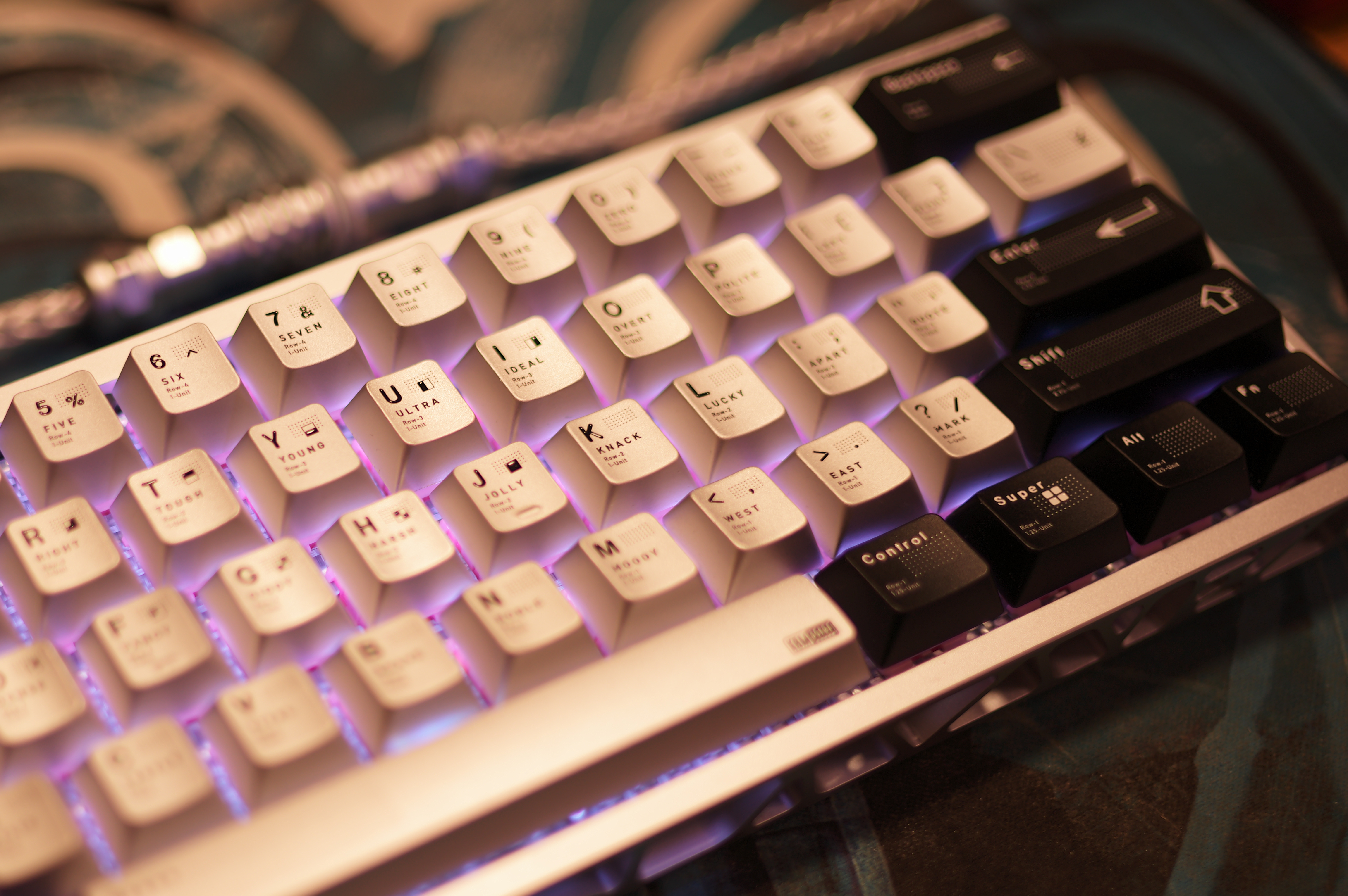 لوحة مفاتيح ميكانيكية 32432 محفورة بالحرارة على مفتاح RGB في قبعات لوحة مفاتيح من الألومنيوم الزجري، باللونين الأبيض والأسود Specification image