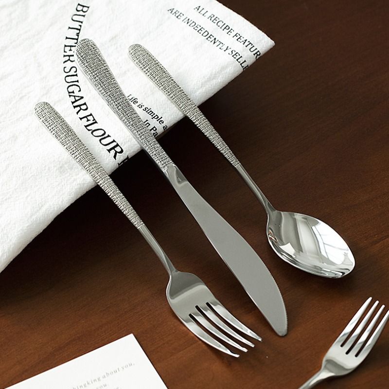 304 acero inoxidable cuchillo tenedor cuchara conjunto de alto aspecto horizontal retro western comida steak tenedor y cuchillo francés beber sopa cuchara con mango largo Application Scenario