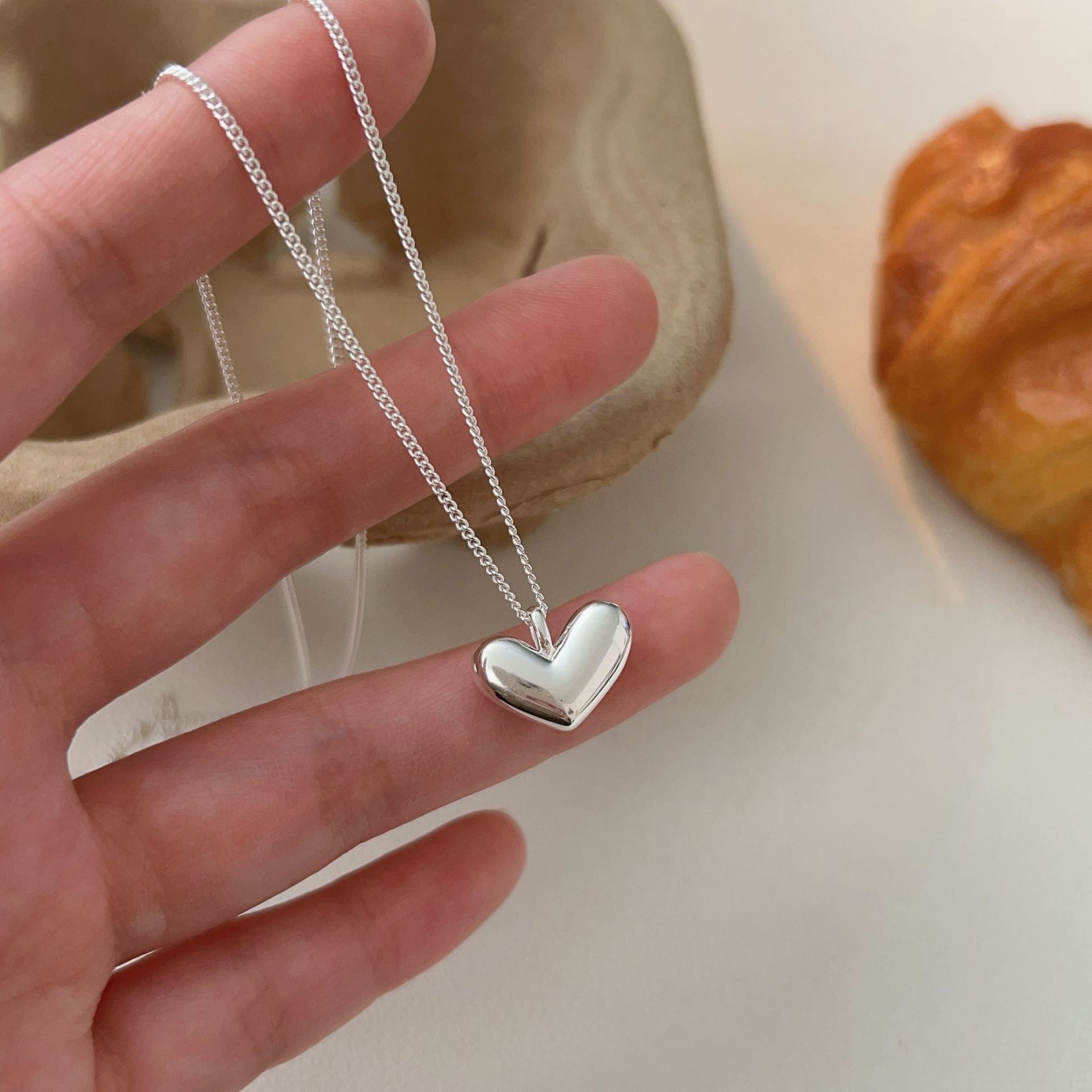 A simple, fashionable and versatile silver heart-shaped pendant necklace for ladies detail image 1