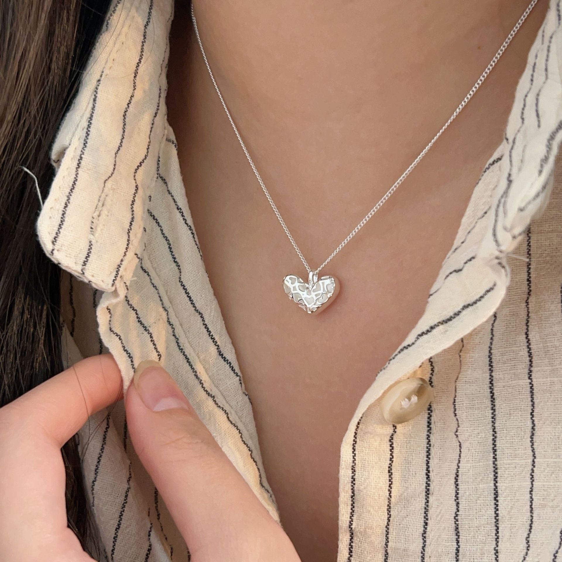 A simple, fashionable and versatile silver heart-shaped pendant necklace for ladies detail image 3