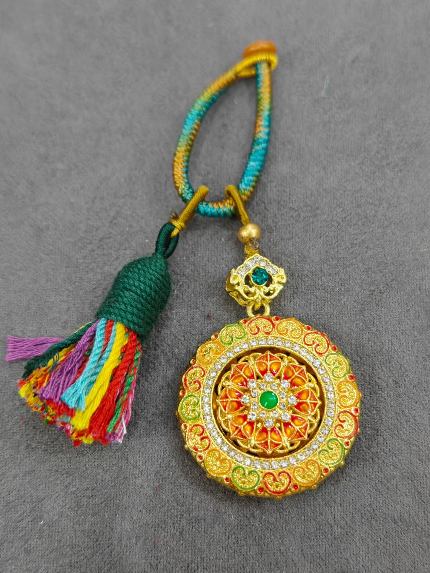 قلادة مصنوعة من الذهب دائرية من حبال الحياكة الملونة detail image 4