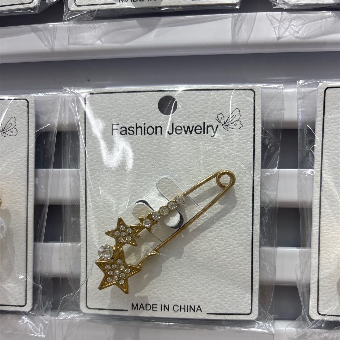 金色星星镶钻安全别针 时尚饰品 金属材质 防滑设计