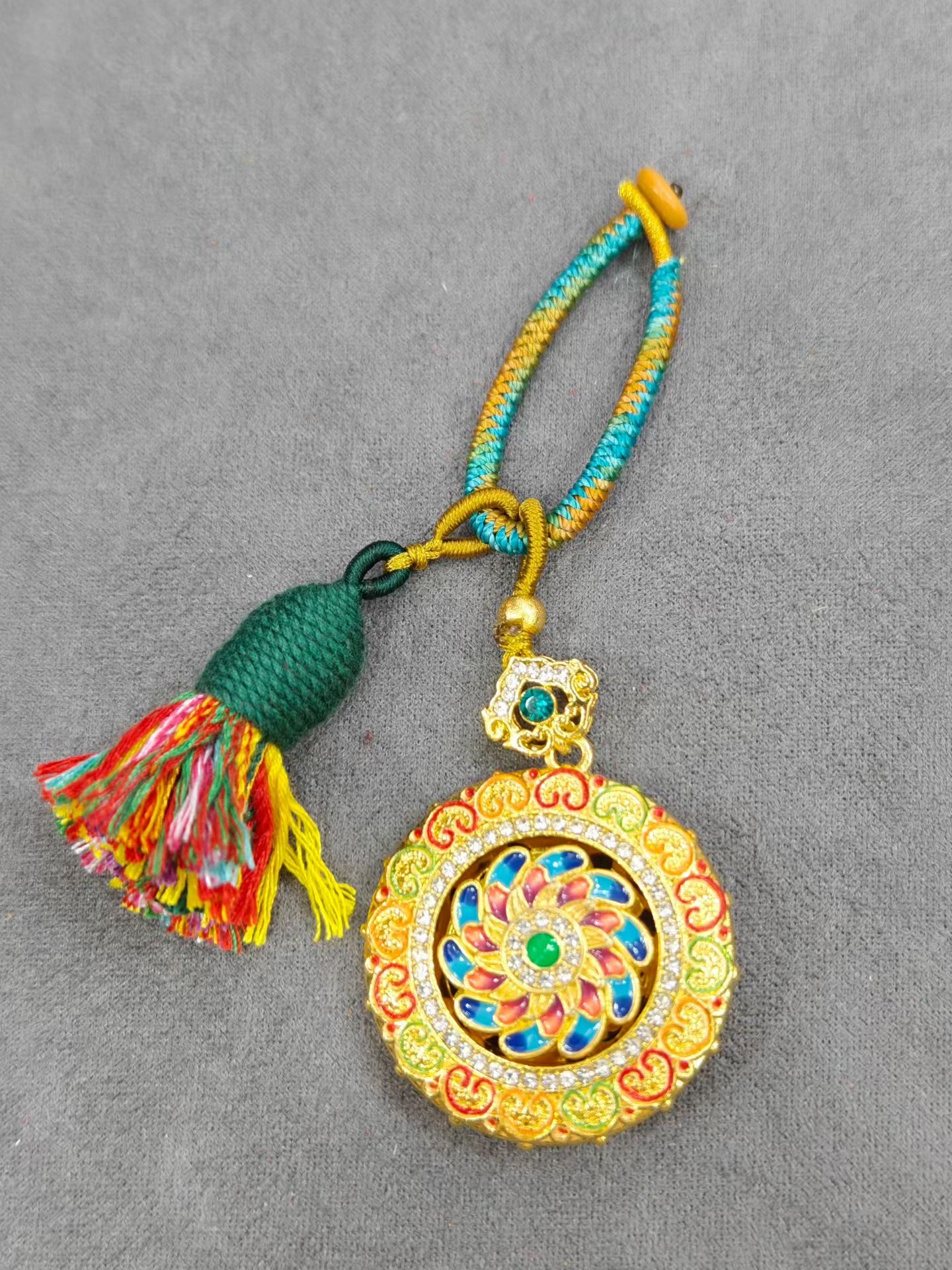 قلادة مصنوعة من الذهب دائرية من حبال الحياكة الملونة detail image 2