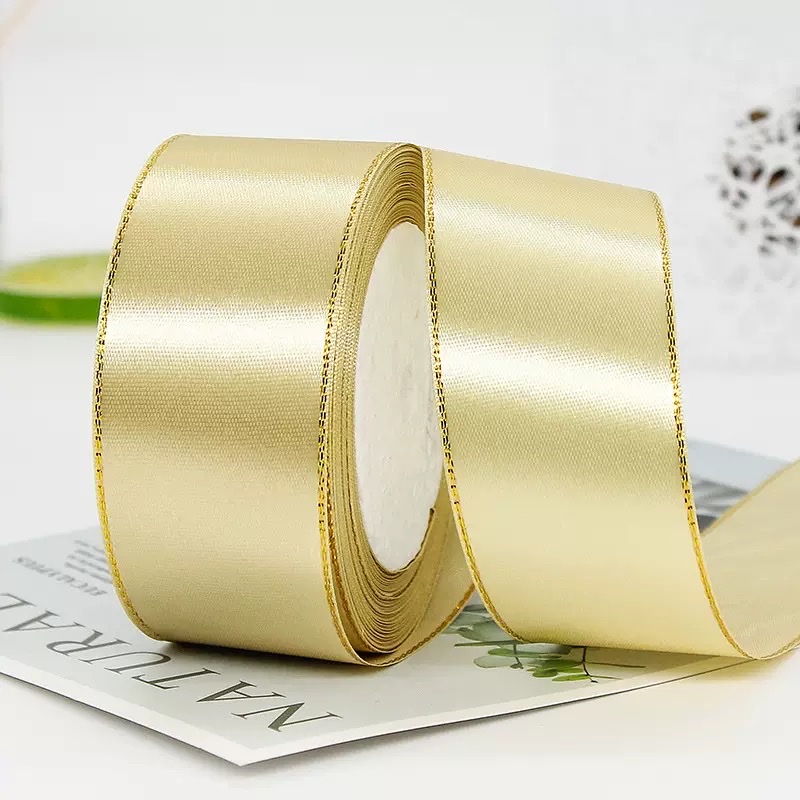 Gold-rimmed ribbon details Picture