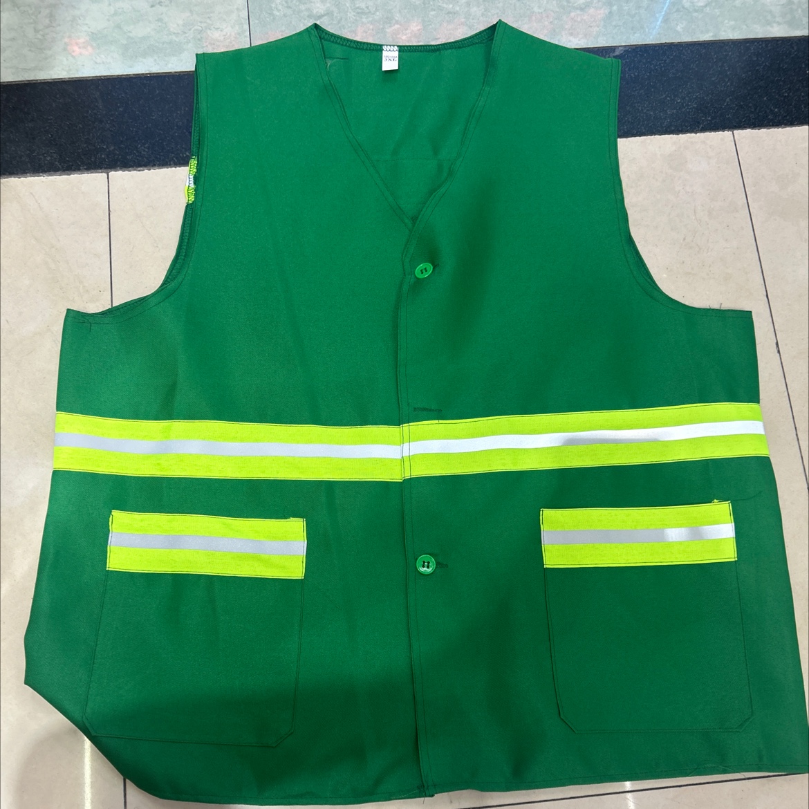 The labor protection horse is equipped with reflective strips 155