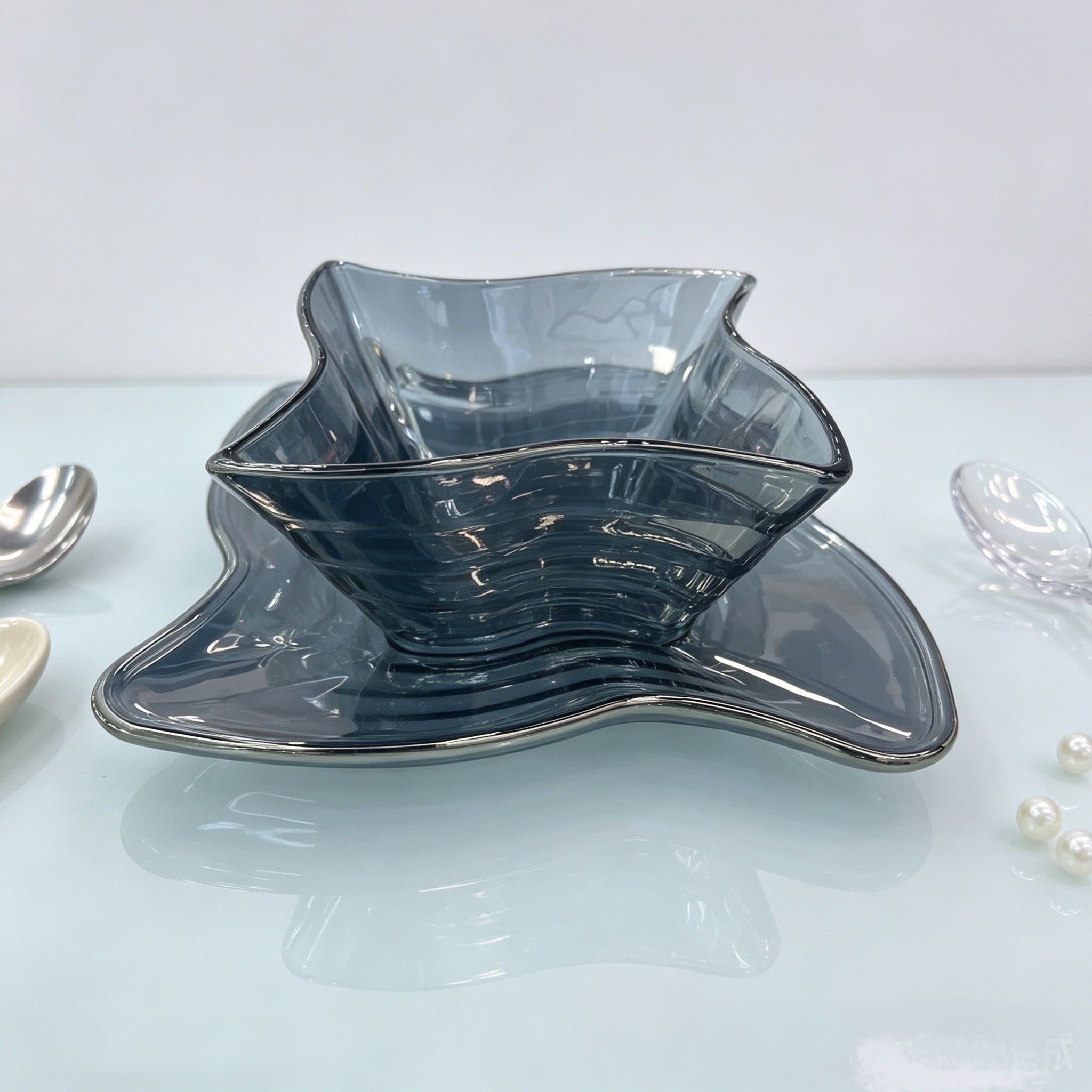 Windmill glass bowl and plate set detail image 3