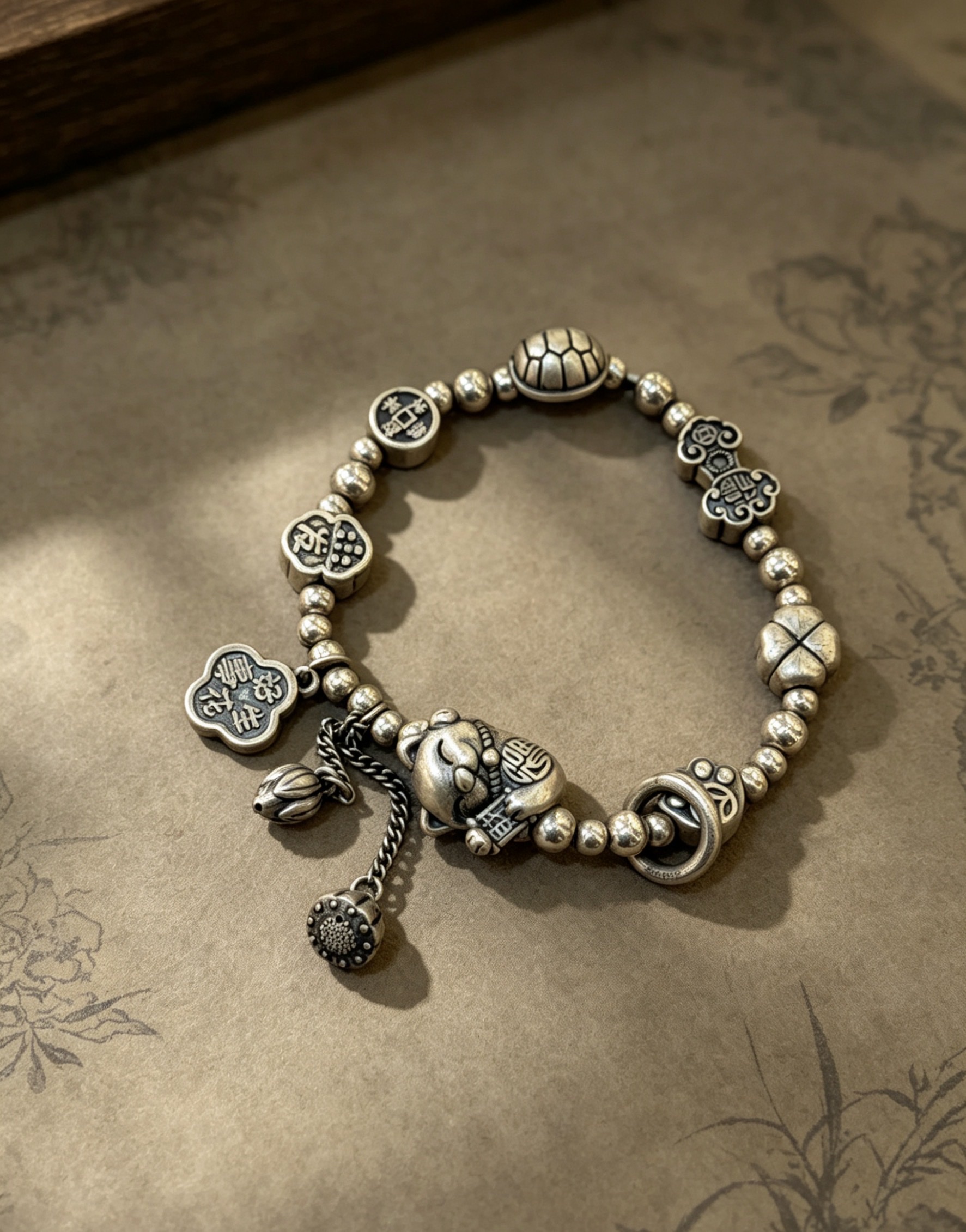 New Chinese-style ancient-style silver money cat bracelet, rich armor lotus pod Good Things happen, Ruyi Lock foot silver aged bracelet Specification image