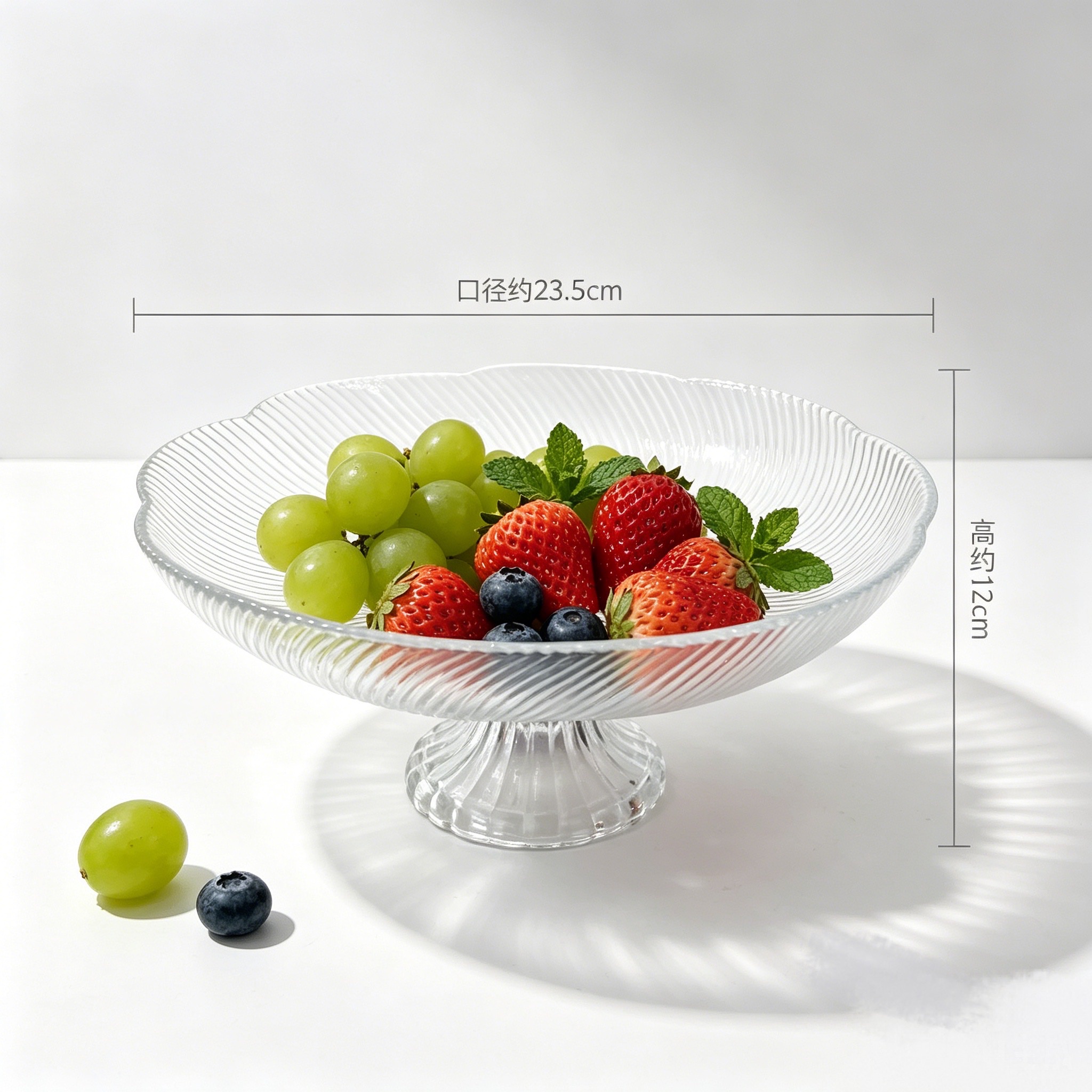 A light luxury petal-shaped high-footed glass fruit platter details Picture