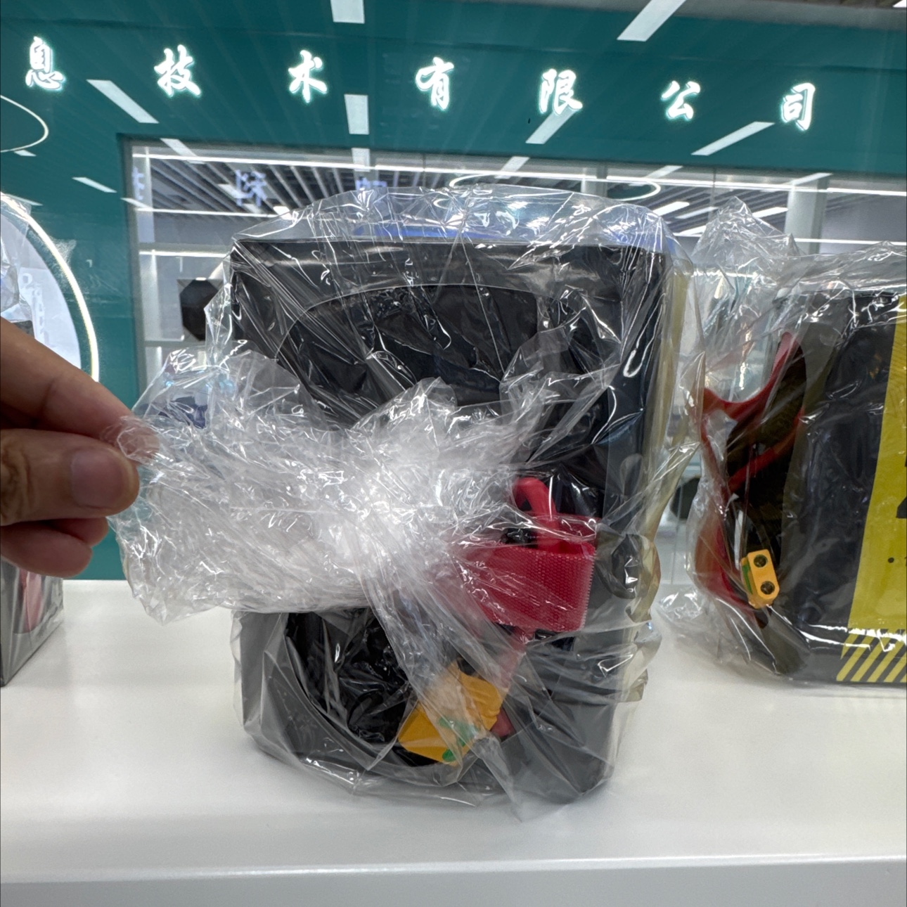 310Wh/KG solid-state batteries can be air-freighted. Full capacity battery accessories are available for negotiation. Please contact us for specifications and requirements Specification image