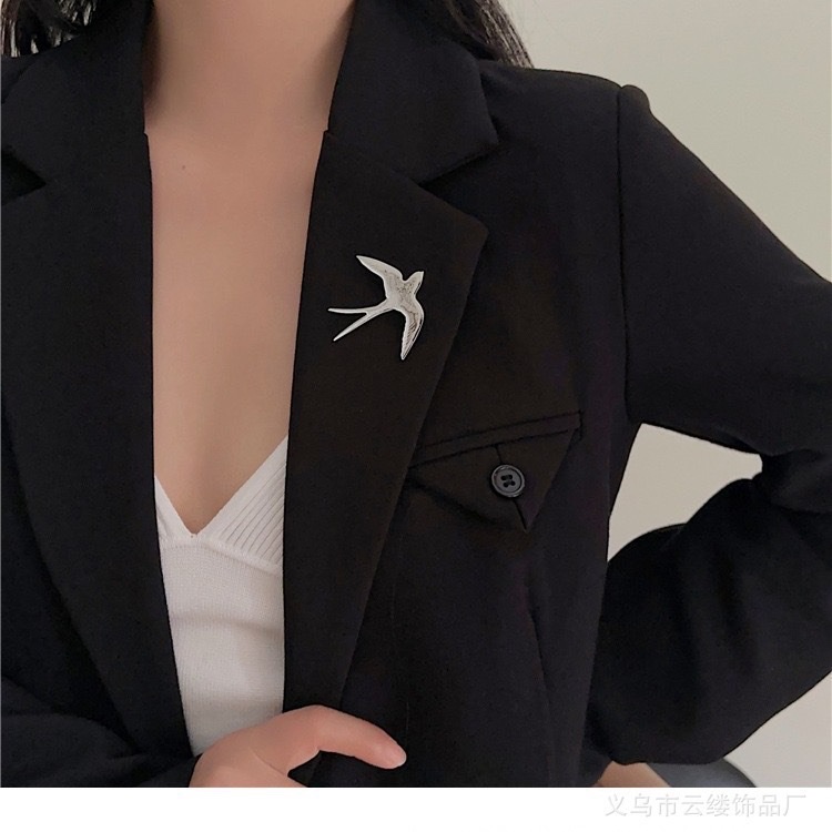 The new version of the Swallow brooch is a cute little swallow brooch that goes well with all kinds of summer styles. It is made of metal and Korean alloy for young people detail image 2