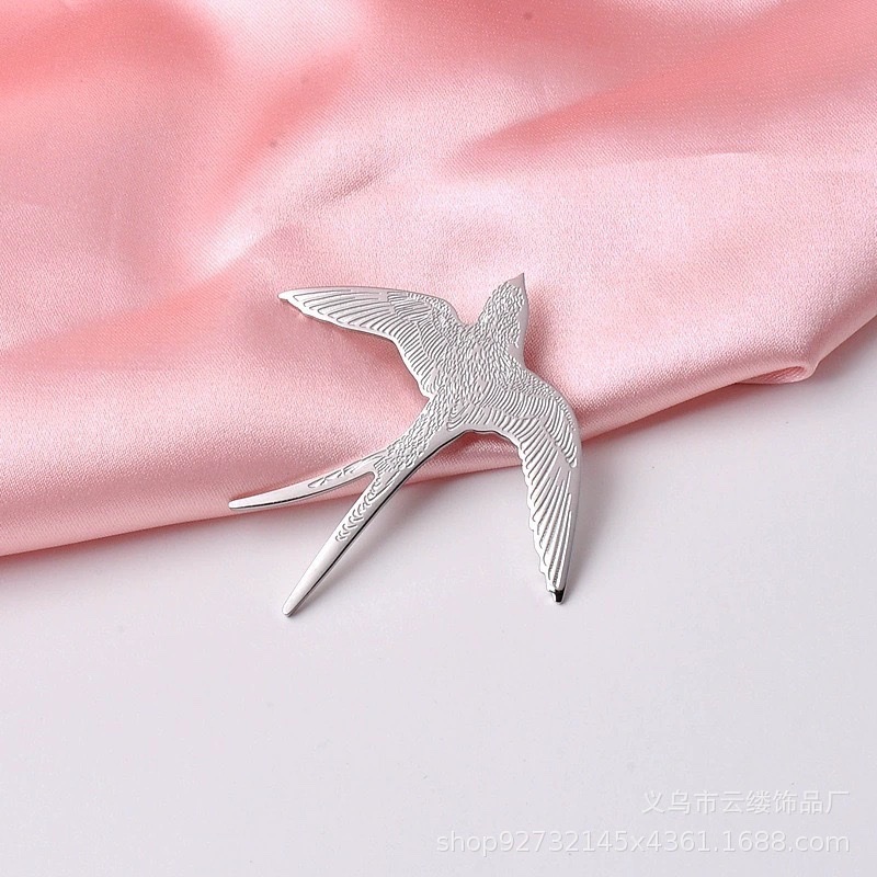 The new version of the Swallow brooch is a cute little swallow brooch that goes well with all kinds of summer styles. It is made of metal and Korean alloy for young people detail image 7