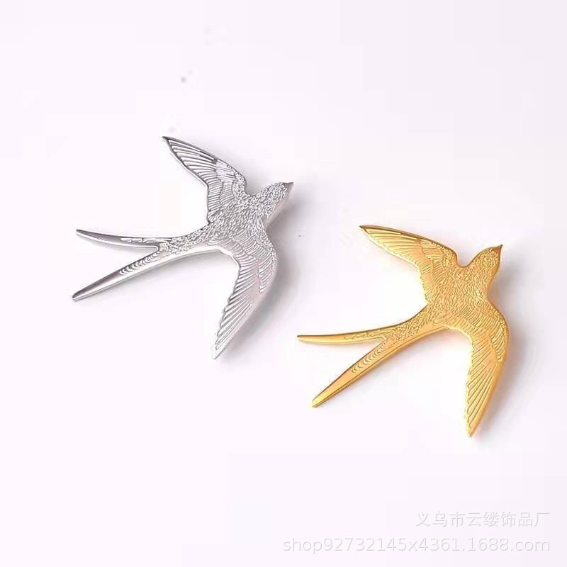The new version of the Swallow brooch is a cute little swallow brooch that goes well with all kinds of summer styles. It is made of metal and Korean alloy for young people