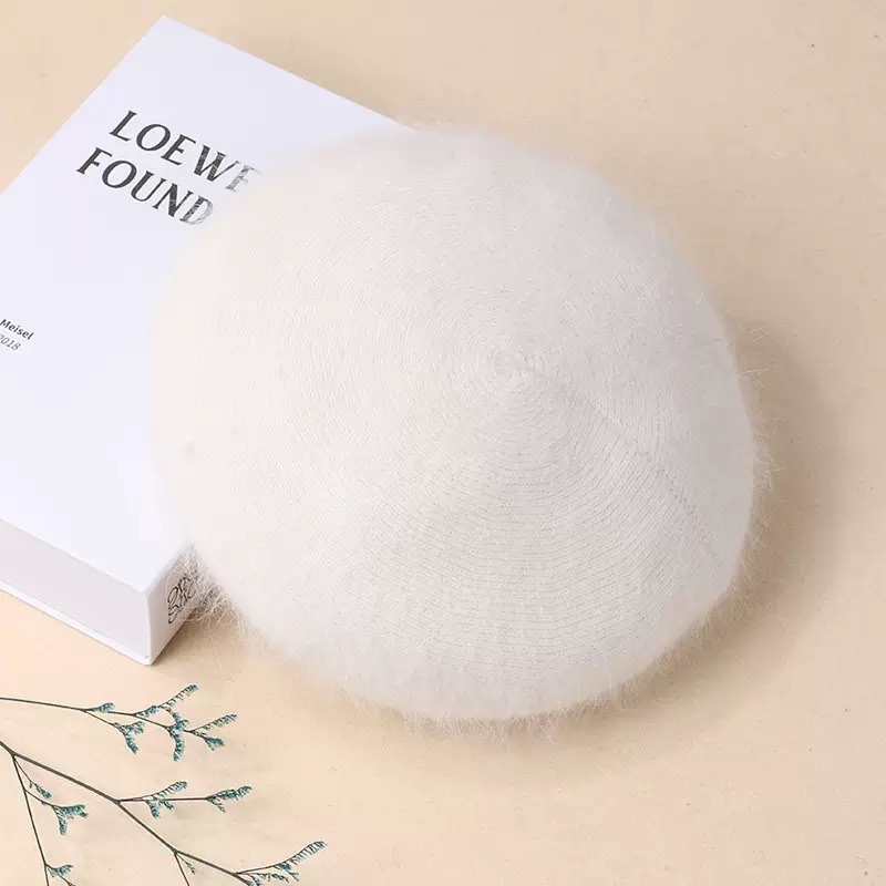 A white plush beret is a versatile Korean-style hat that keeps you warm and brightens your face in autumn and winter Item Picture