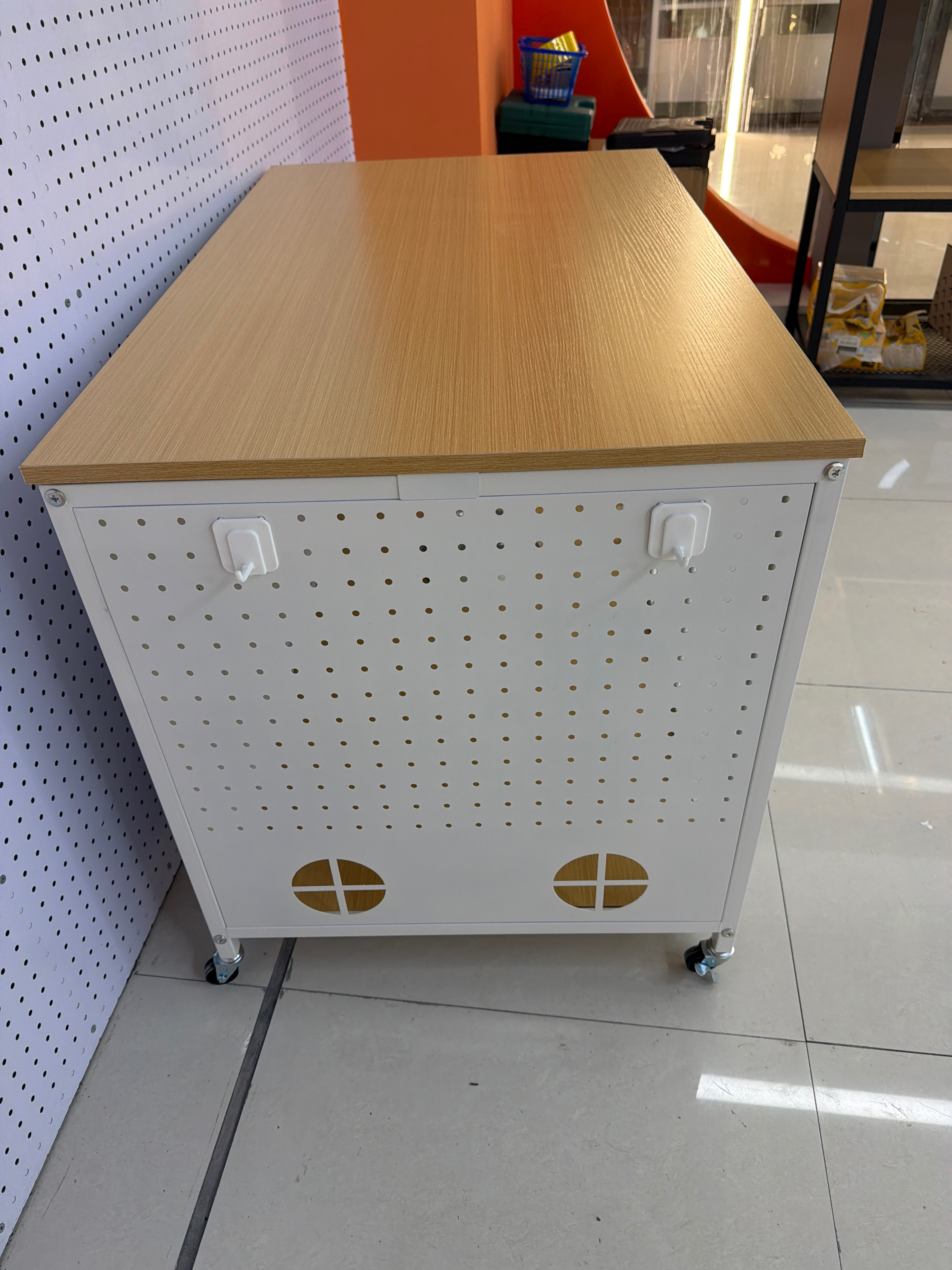 Medium and large-sized mobile dog cages for dogs, home custom dog houses, pegboard ironwood dog houses; Home dog cage Wheeled mobile dog house details Picture