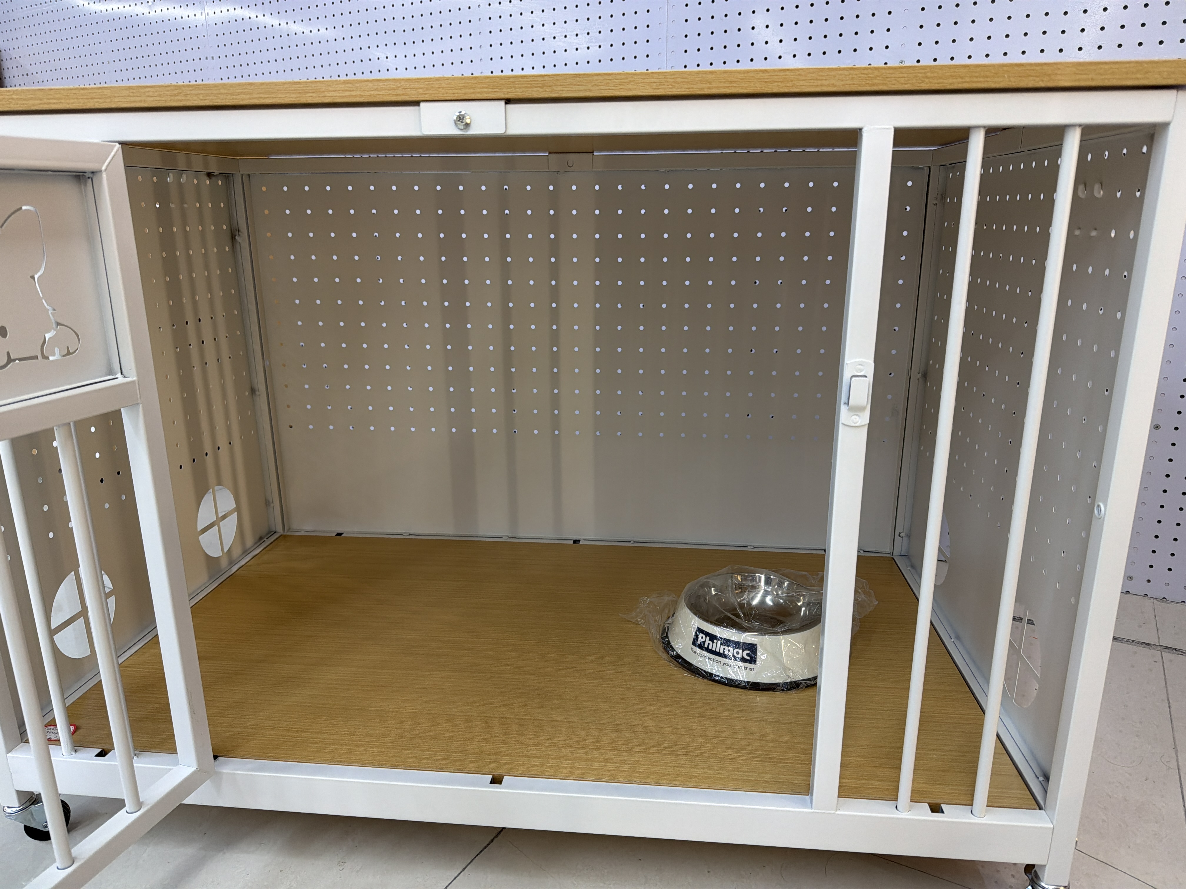 Medium and large-sized mobile dog cages for dogs, home custom dog houses, pegboard ironwood dog houses; Home dog cage Wheeled mobile dog house Application Scenario