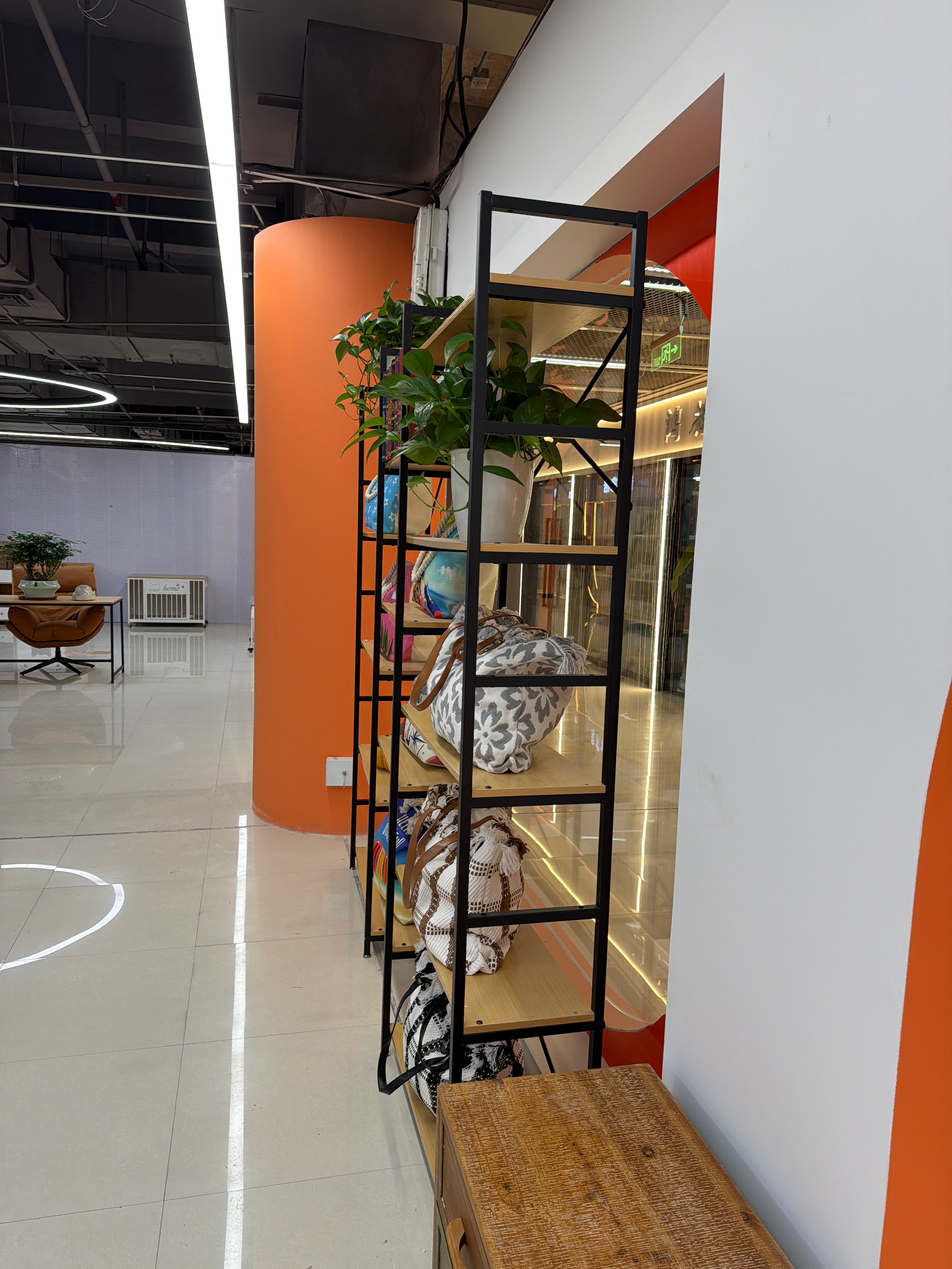Multi-functional storage rack/bookshelf/shelf It is suitable for home, office and simple shelves. The color of the metal columns is available in black, white and gold, and the color of the plates is also available. All sizes can be customized. set Application Scenario