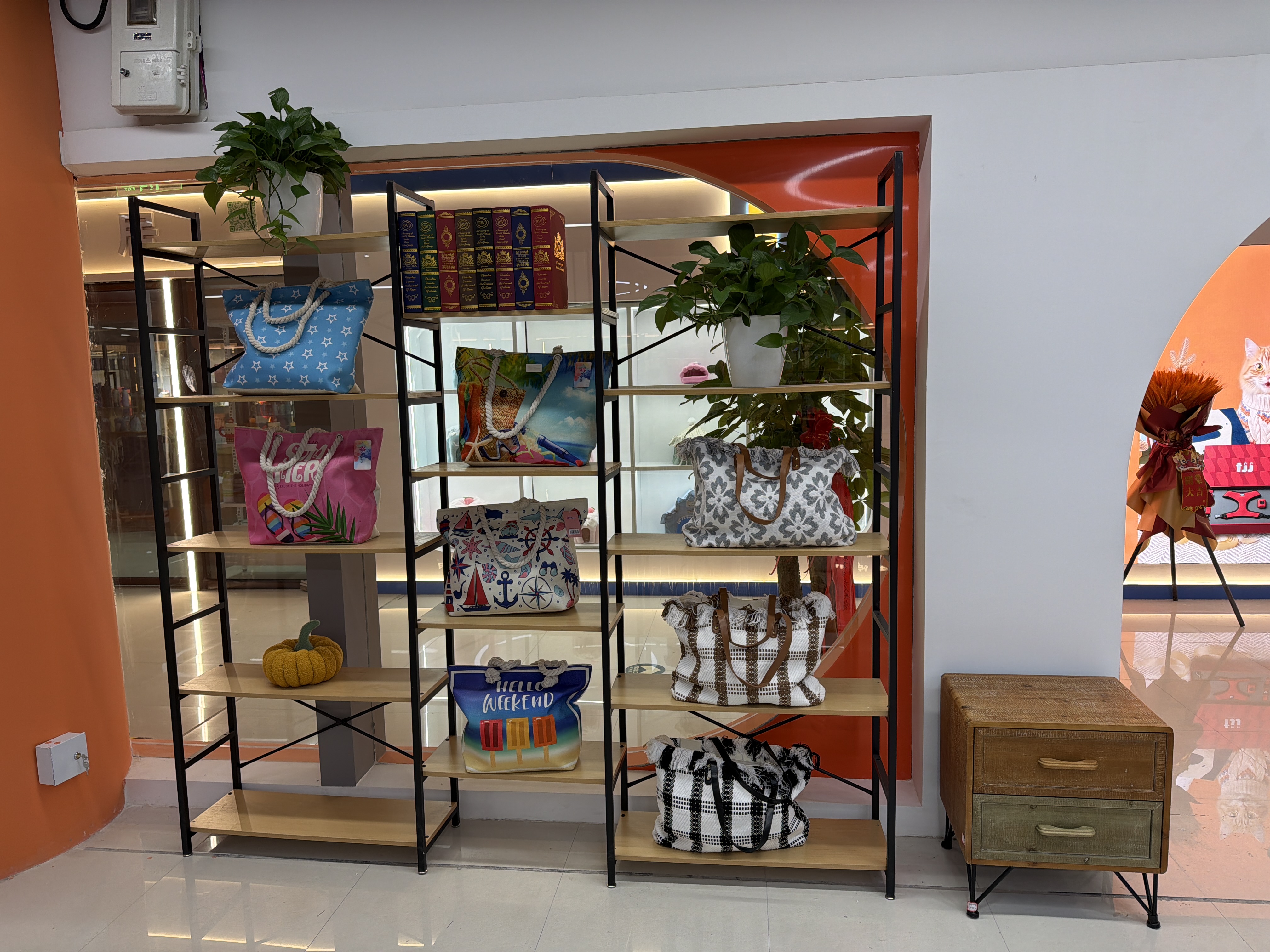 Multi-functional storage rack/bookshelf/shelf It is suitable for home, office and simple shelves. The color of the metal columns is available in black, white and gold, and the color of the plates is also available. All sizes can be customized. set Item Picture