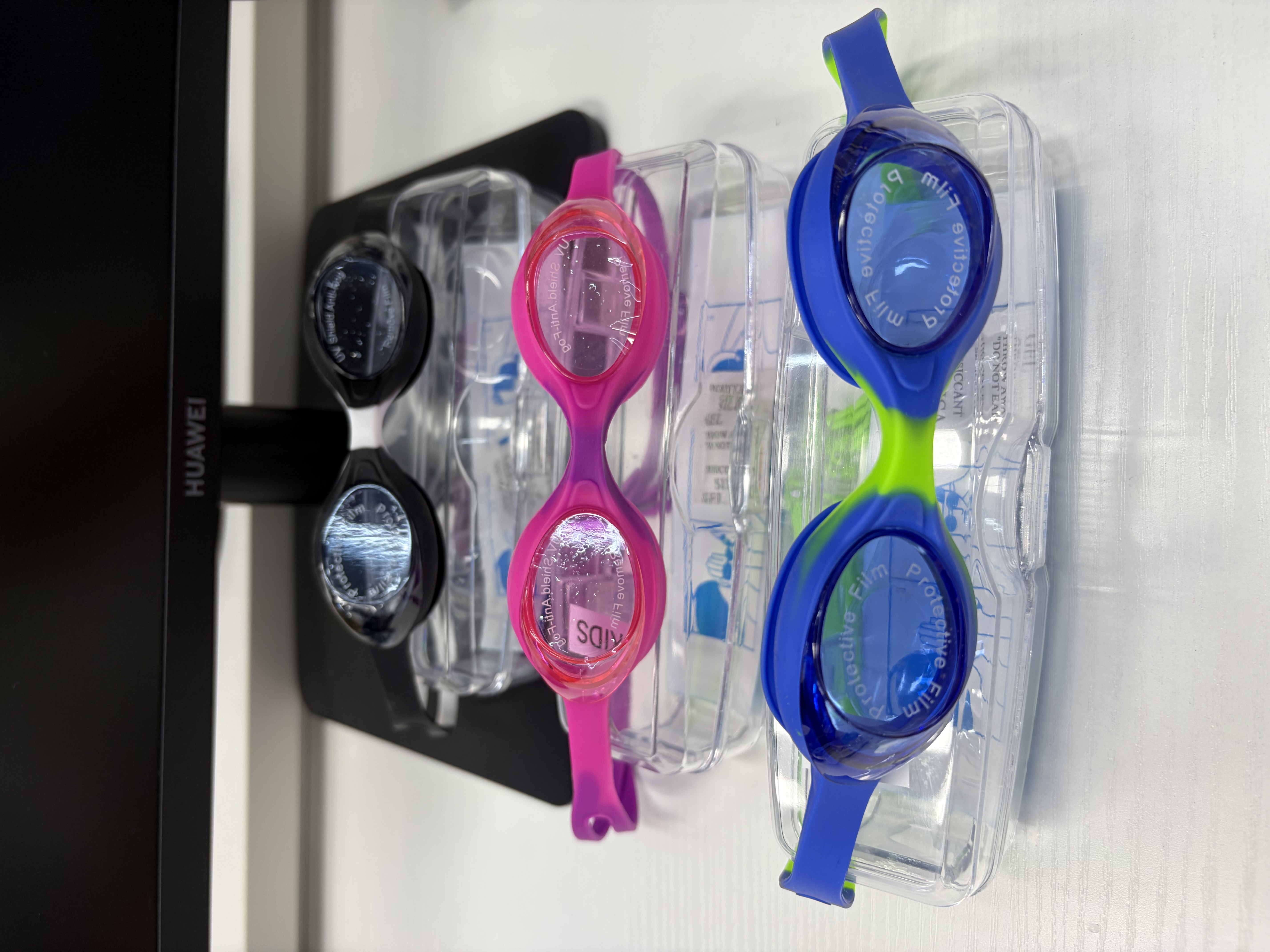 The anti-fog and waterproof silicone of the colored swimming goggles fits comfortably and is suitable for both men and women detail image 1